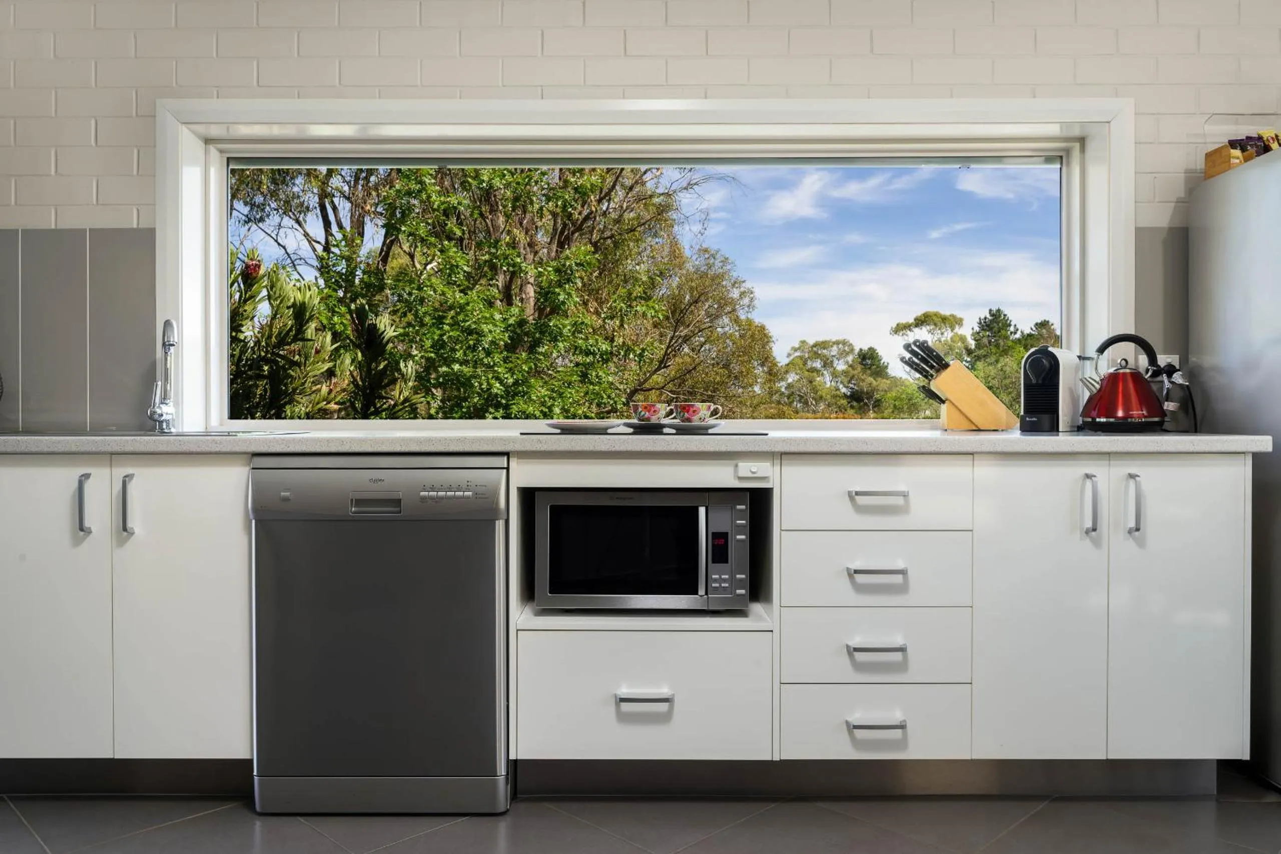 Coffee/tea facilities in Lakeview Luxury Retreat
