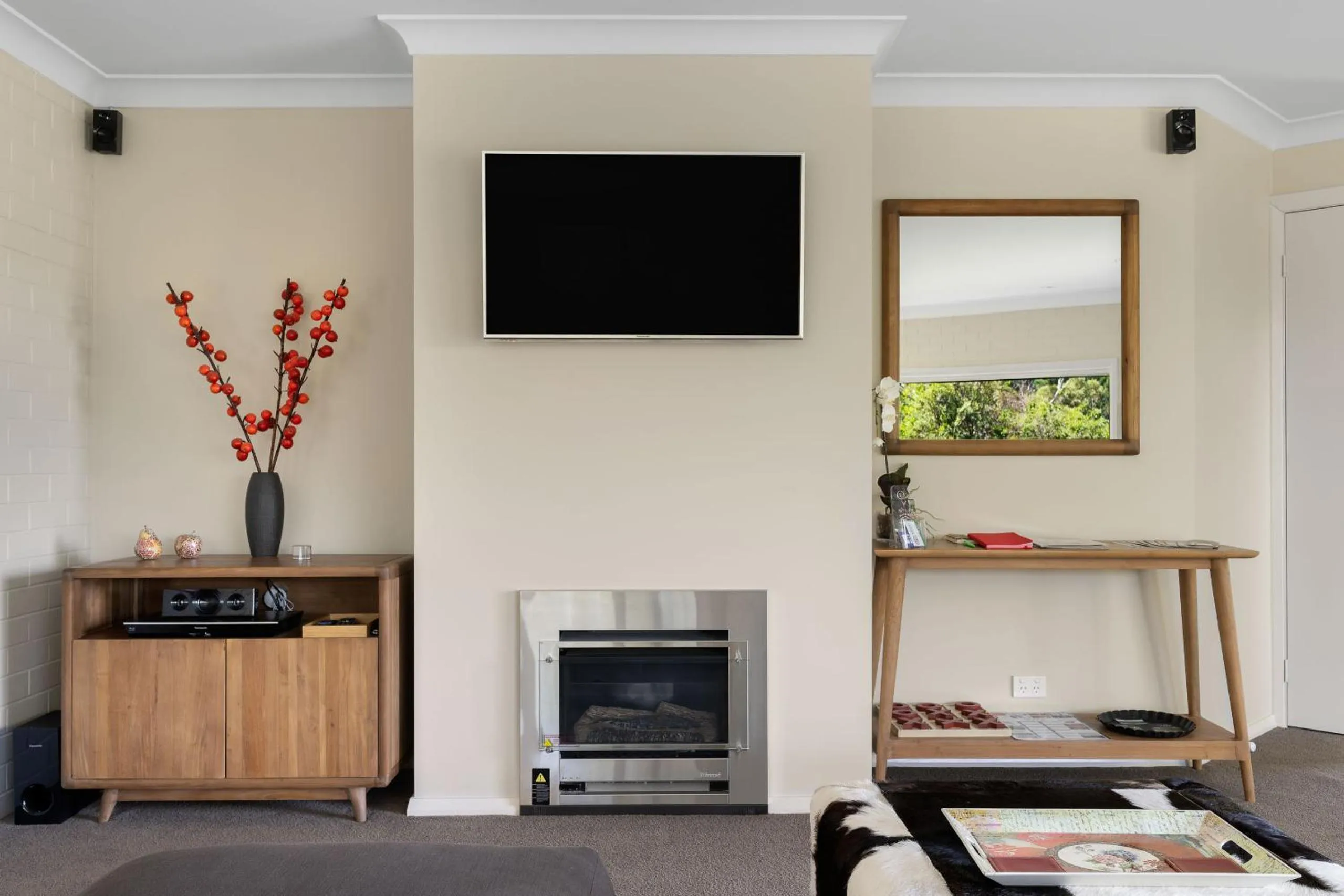 TV and multimedia in Lakeview Luxury Retreat