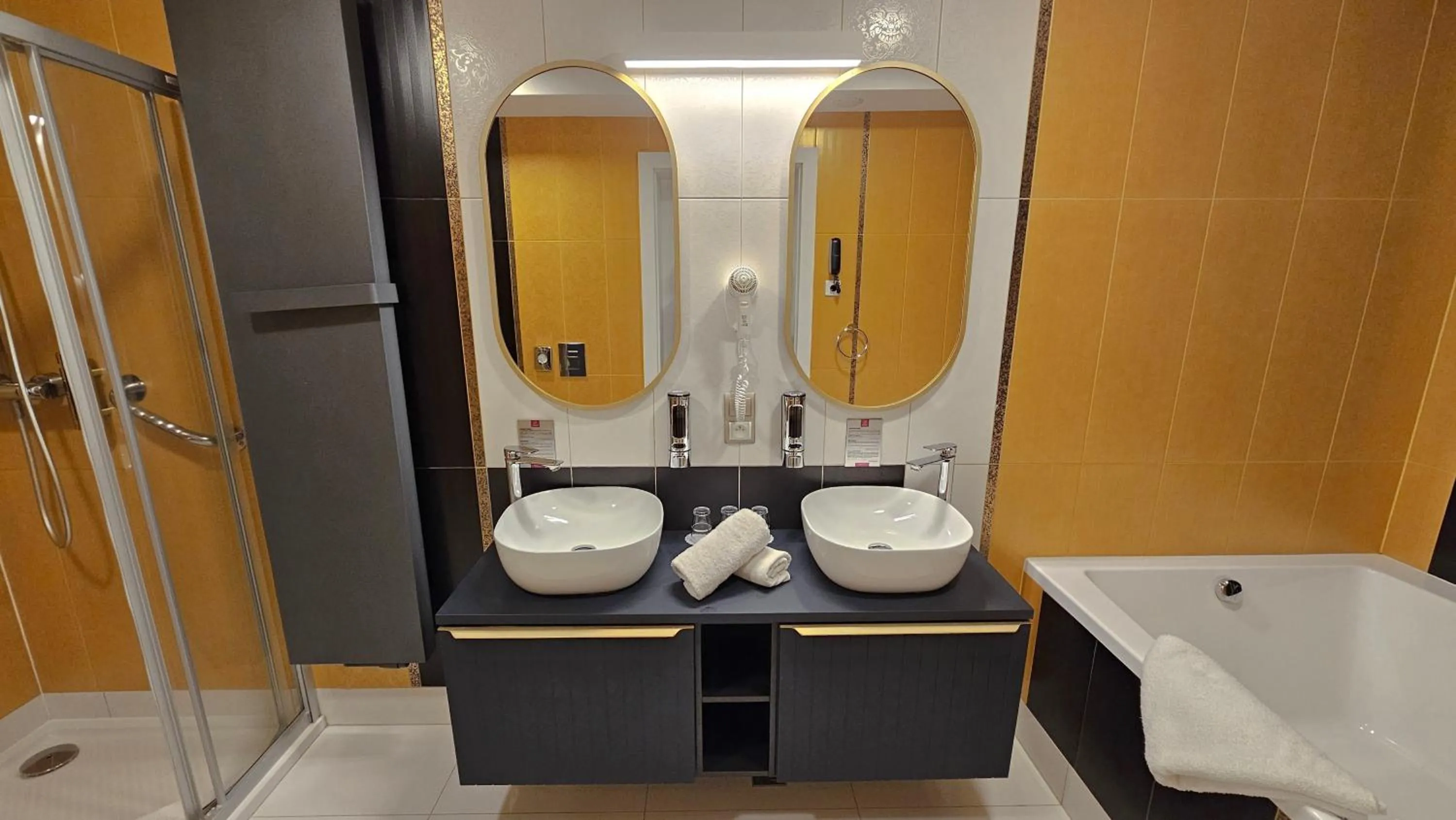 Toilet in Malinowy Dwór Hotel Medical SPA