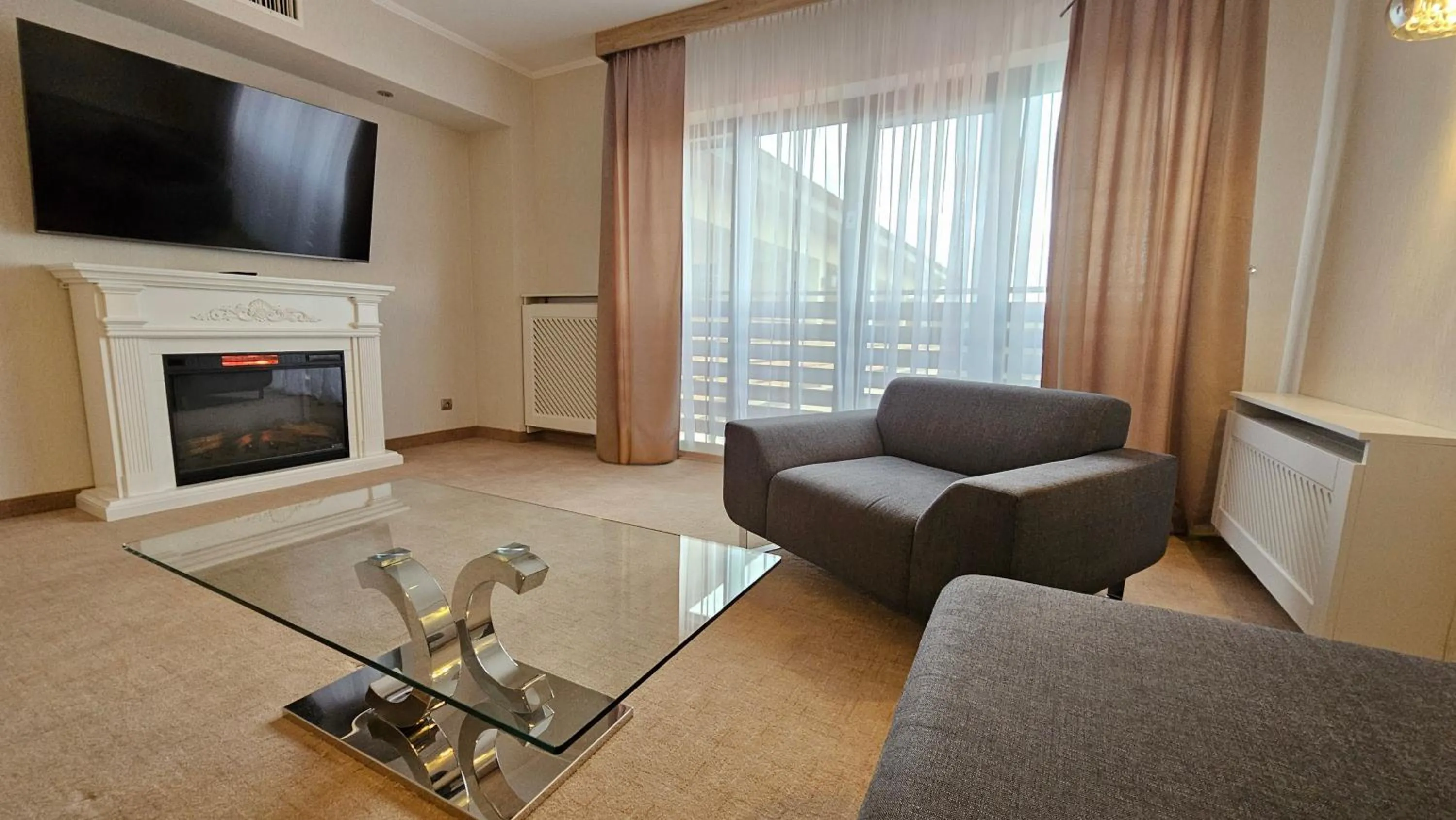 Communal lounge/ TV room in Malinowy Dwór Hotel Medical SPA