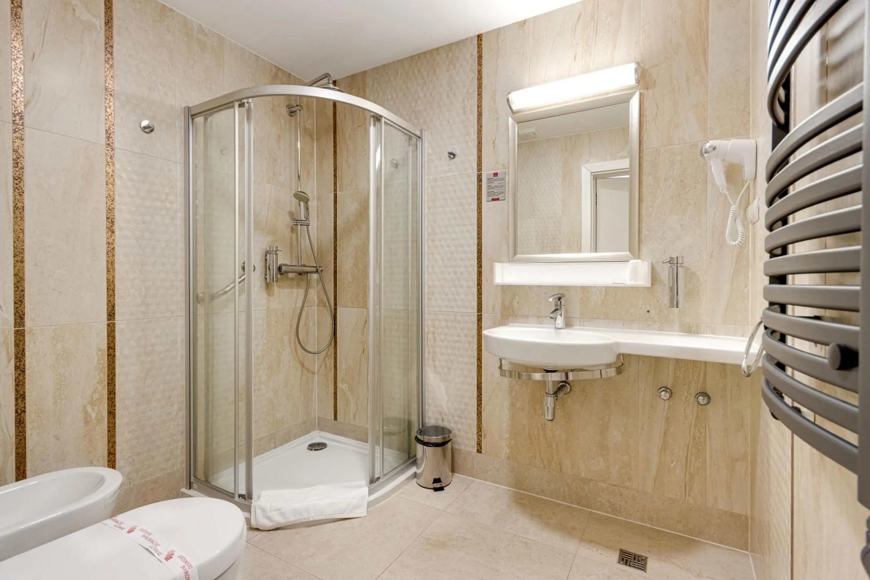 Shower in Malinowy Dwór Hotel Medical SPA