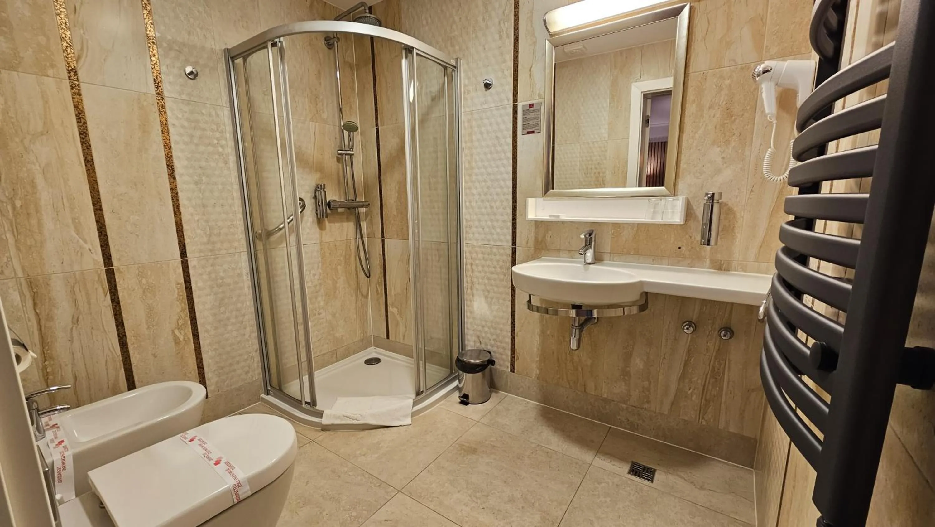 Shower in Malinowy Dwór Hotel Medical SPA
