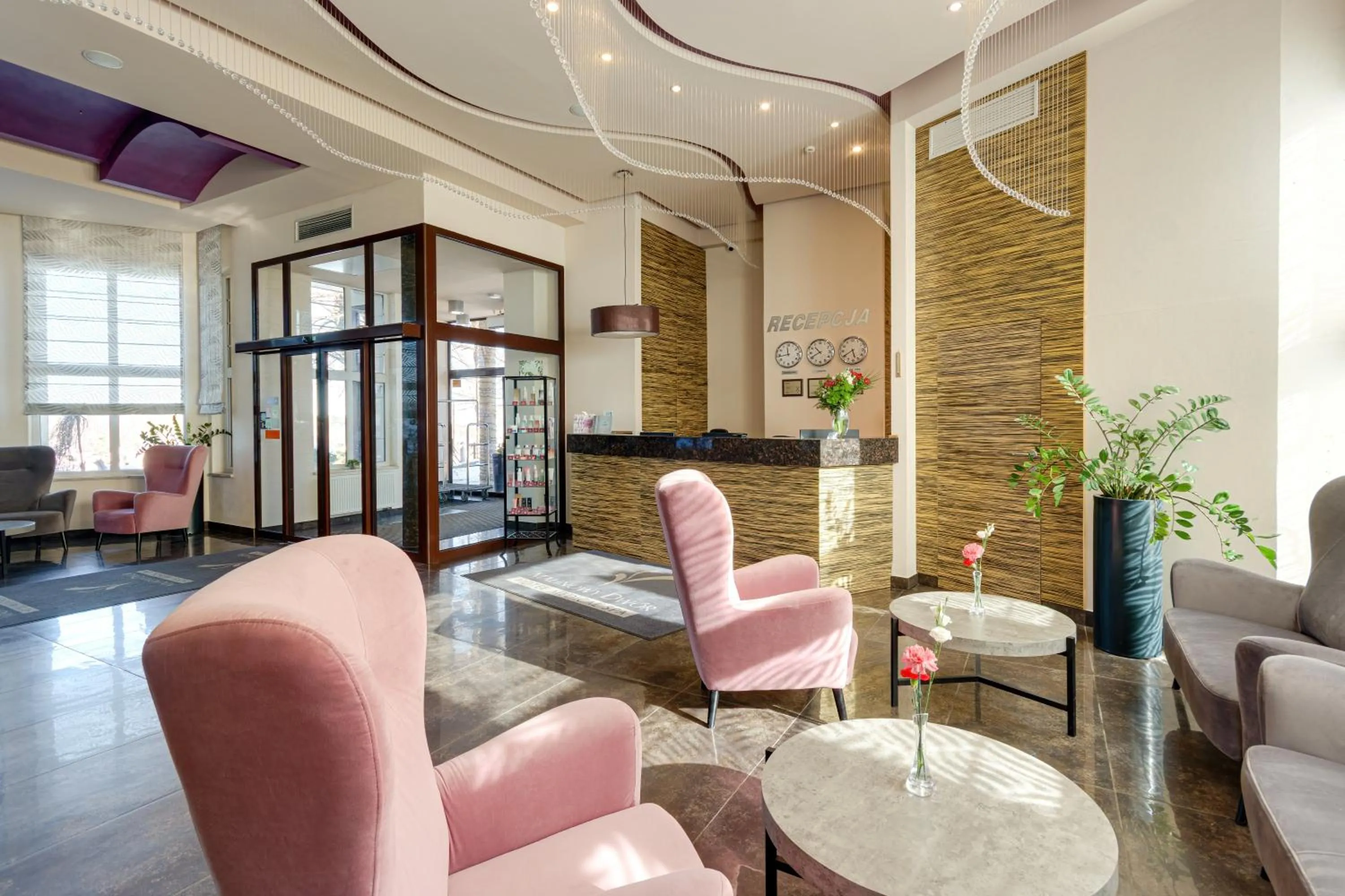 Lobby or reception in Malinowy Dwór Hotel Medical SPA