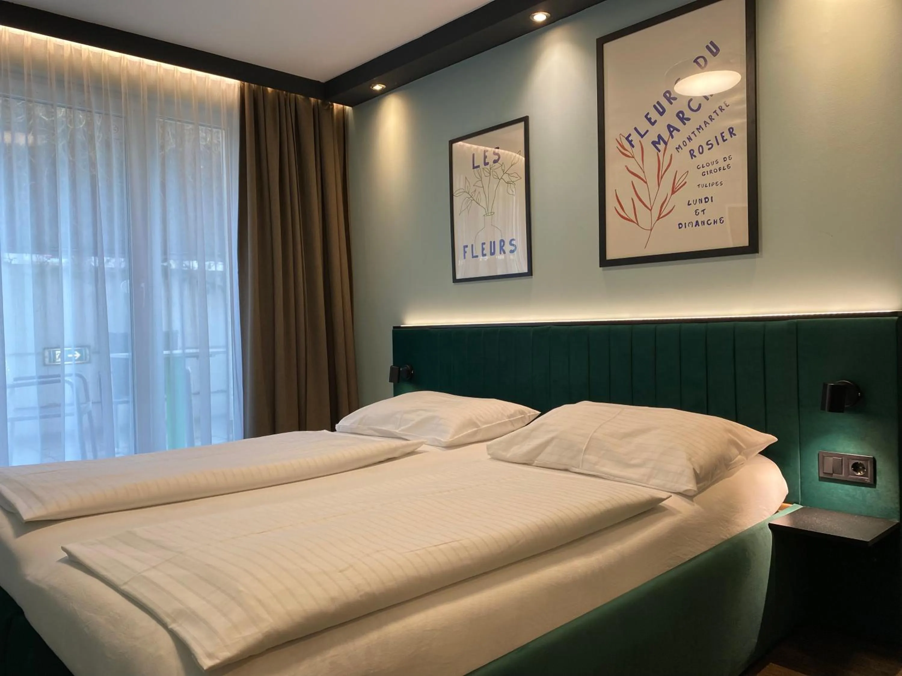 Bed in Smart Hotel Schönbrunn with free parking