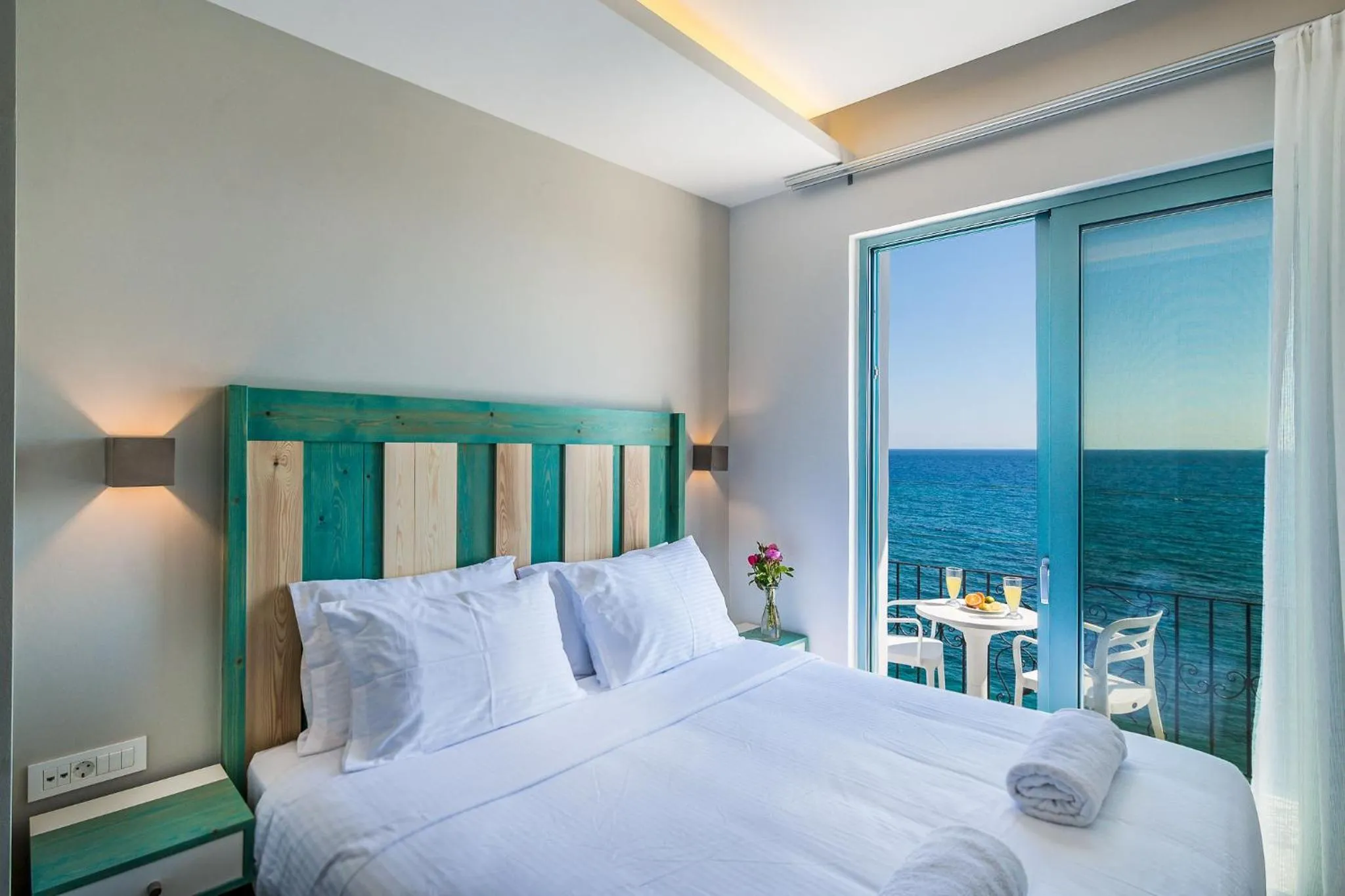 Bed in Samaria by the Sea