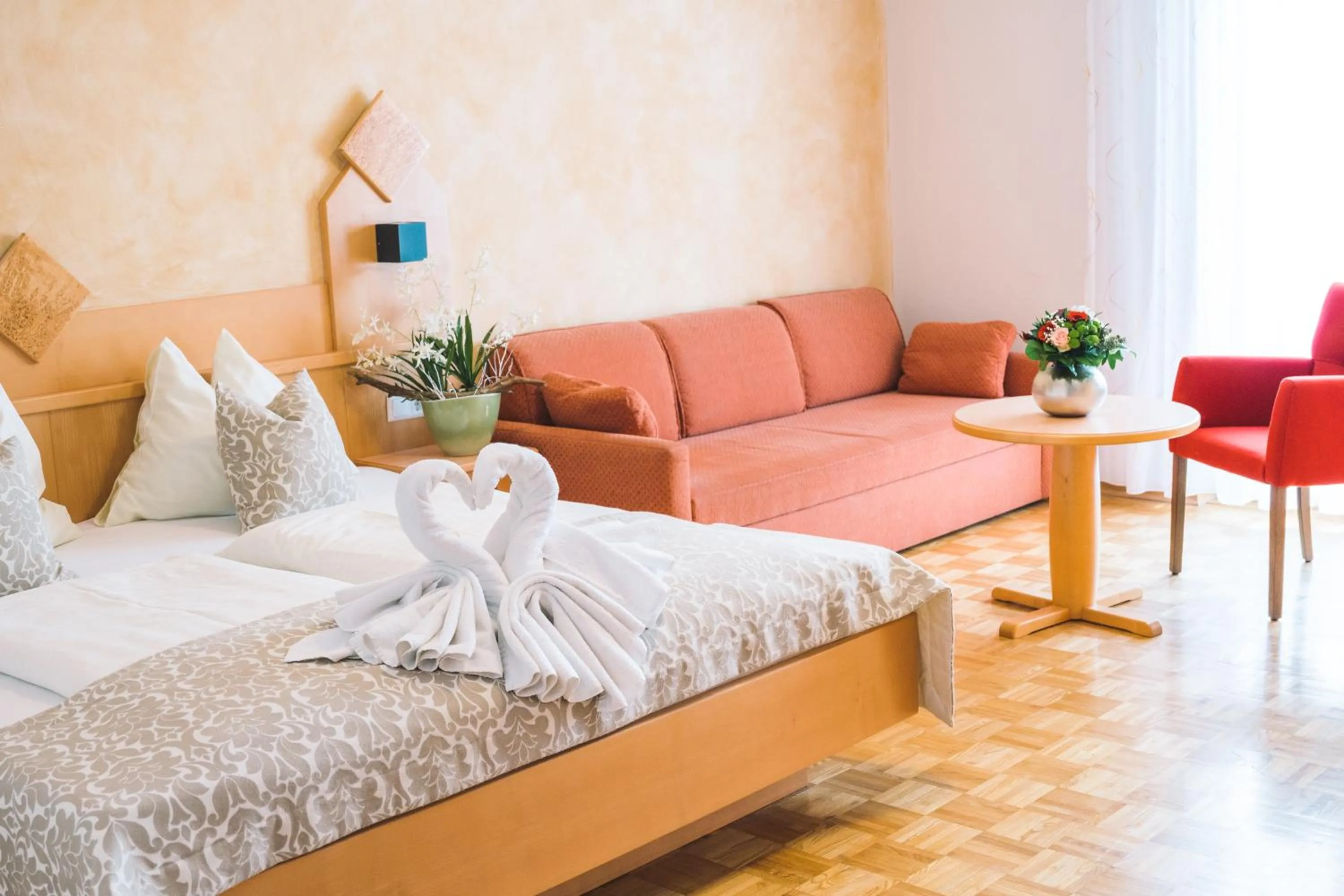 Seating area, Bed in Hotel Restaurant Thadeushof