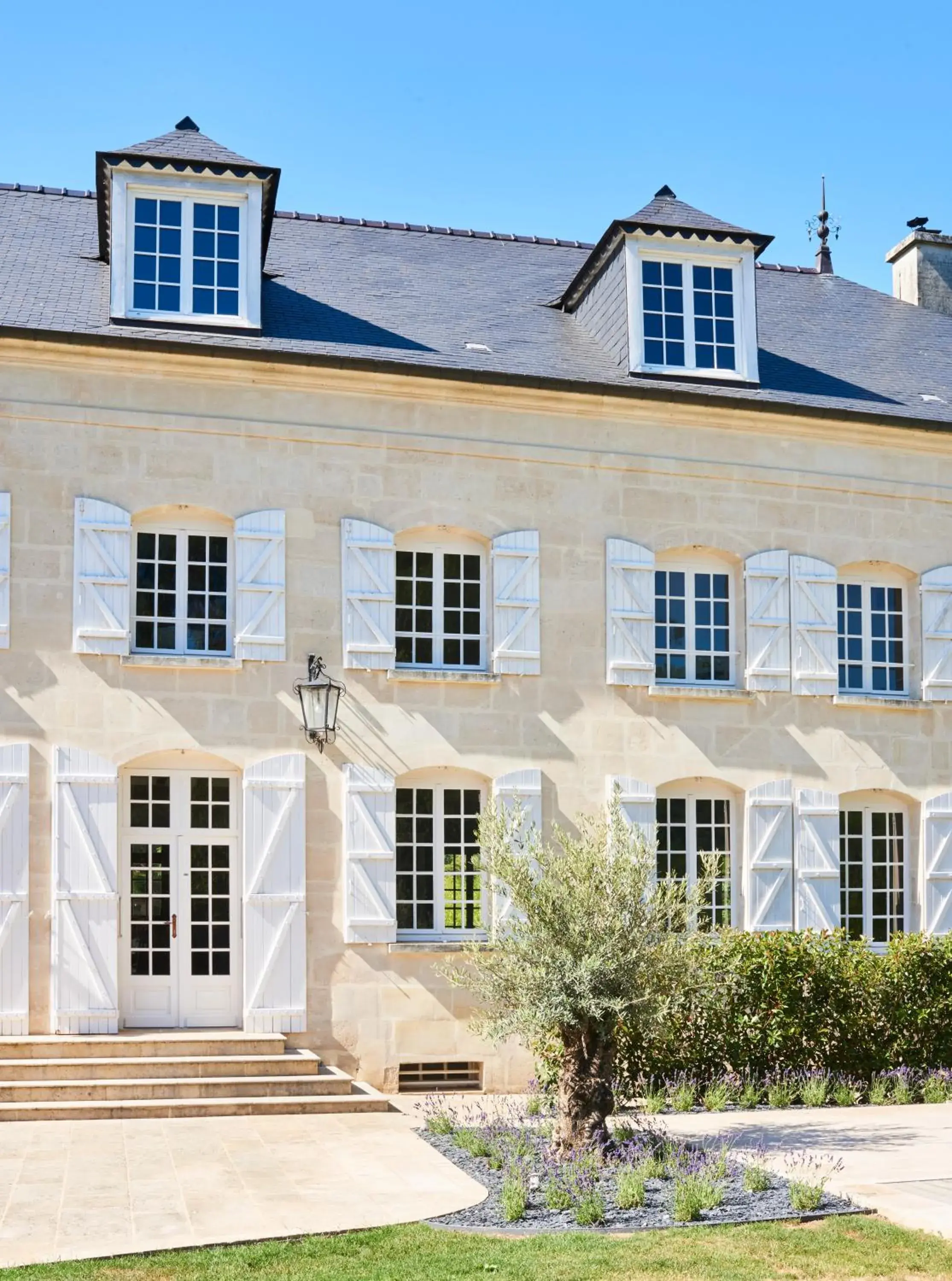 Facade/entrance in Moulin Royale Facade/entrance in Moulin Royale