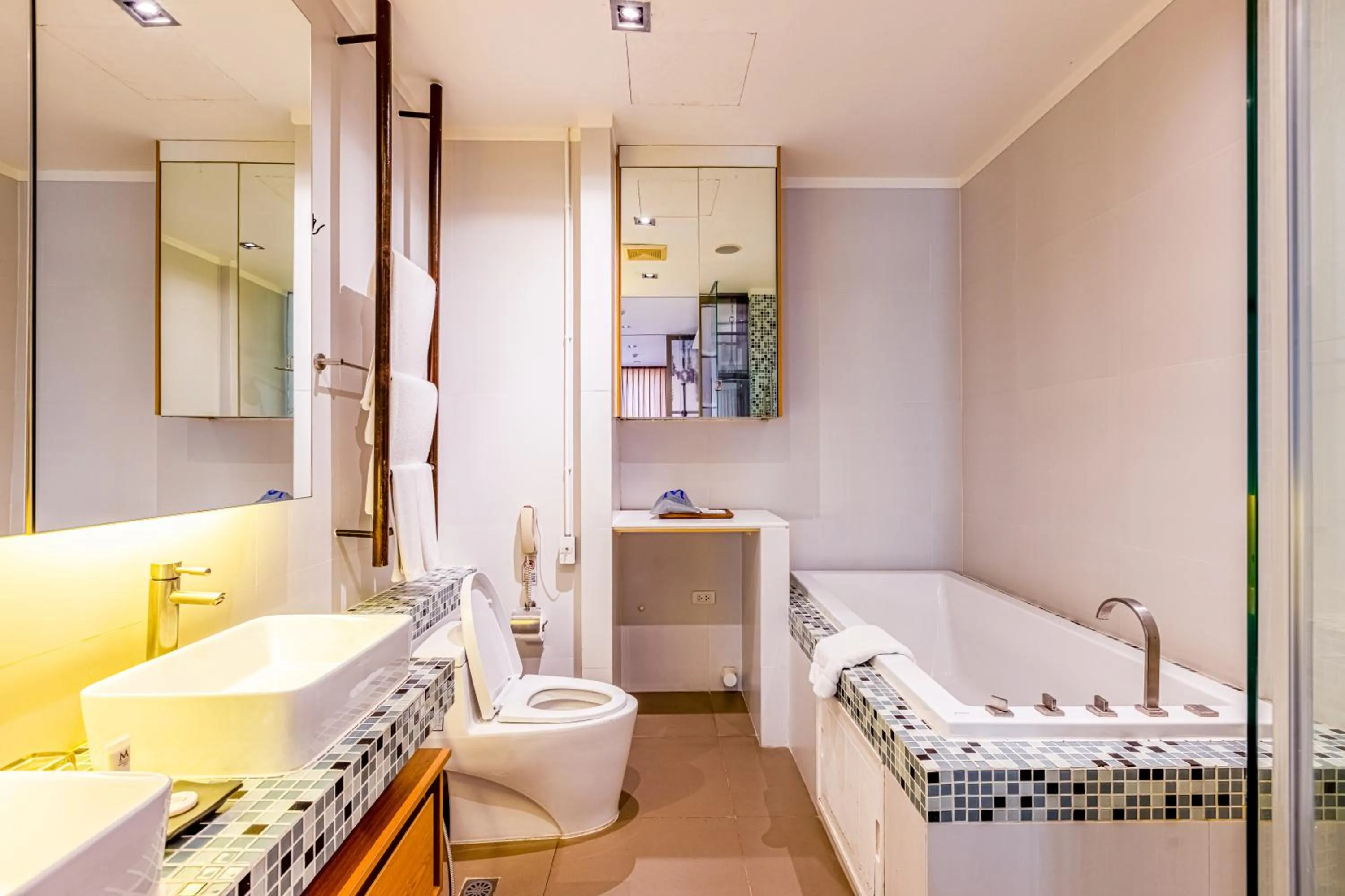 Bathroom, Bed in Pattaya Modus Beachfront Resort