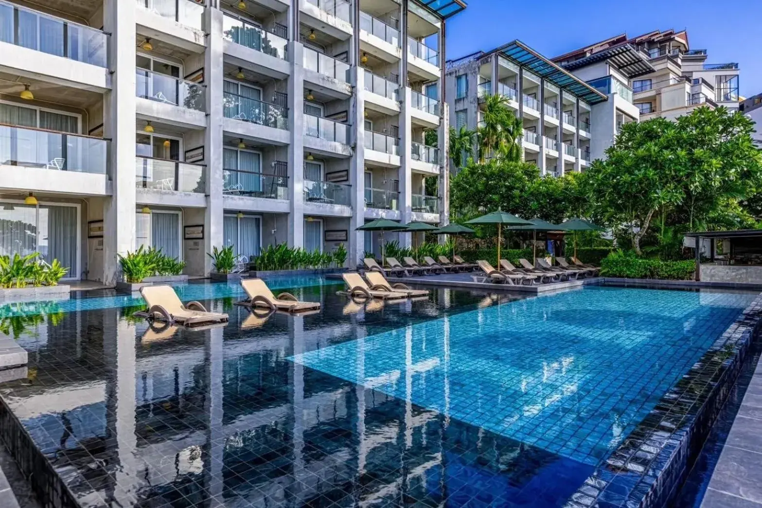 Swimming pool in Pattaya Modus Beachfront Resort Swimming pool in Pattaya Modus Beachfront Resort