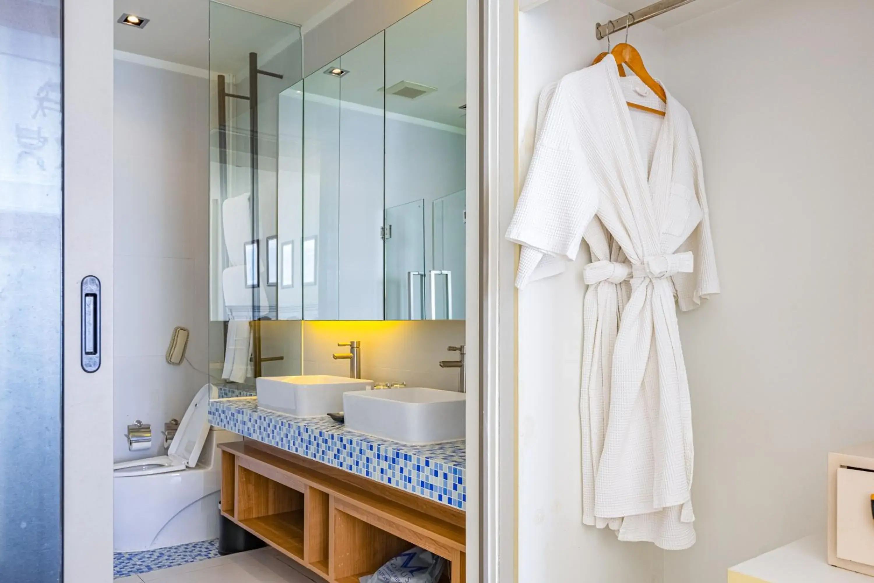 Bathroom, Bed in Pattaya Modus Beachfront Resort Bathroom, Bed in Pattaya Modus Beachfront Resort