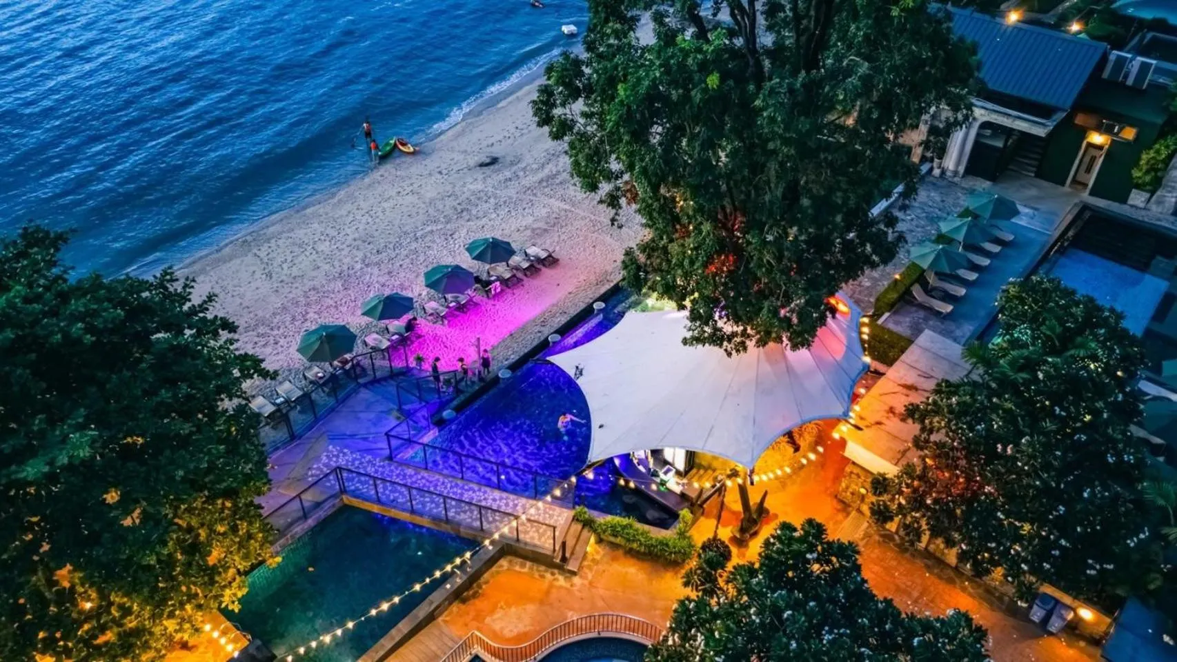 Beach in Pattaya Modus Beachfront Resort