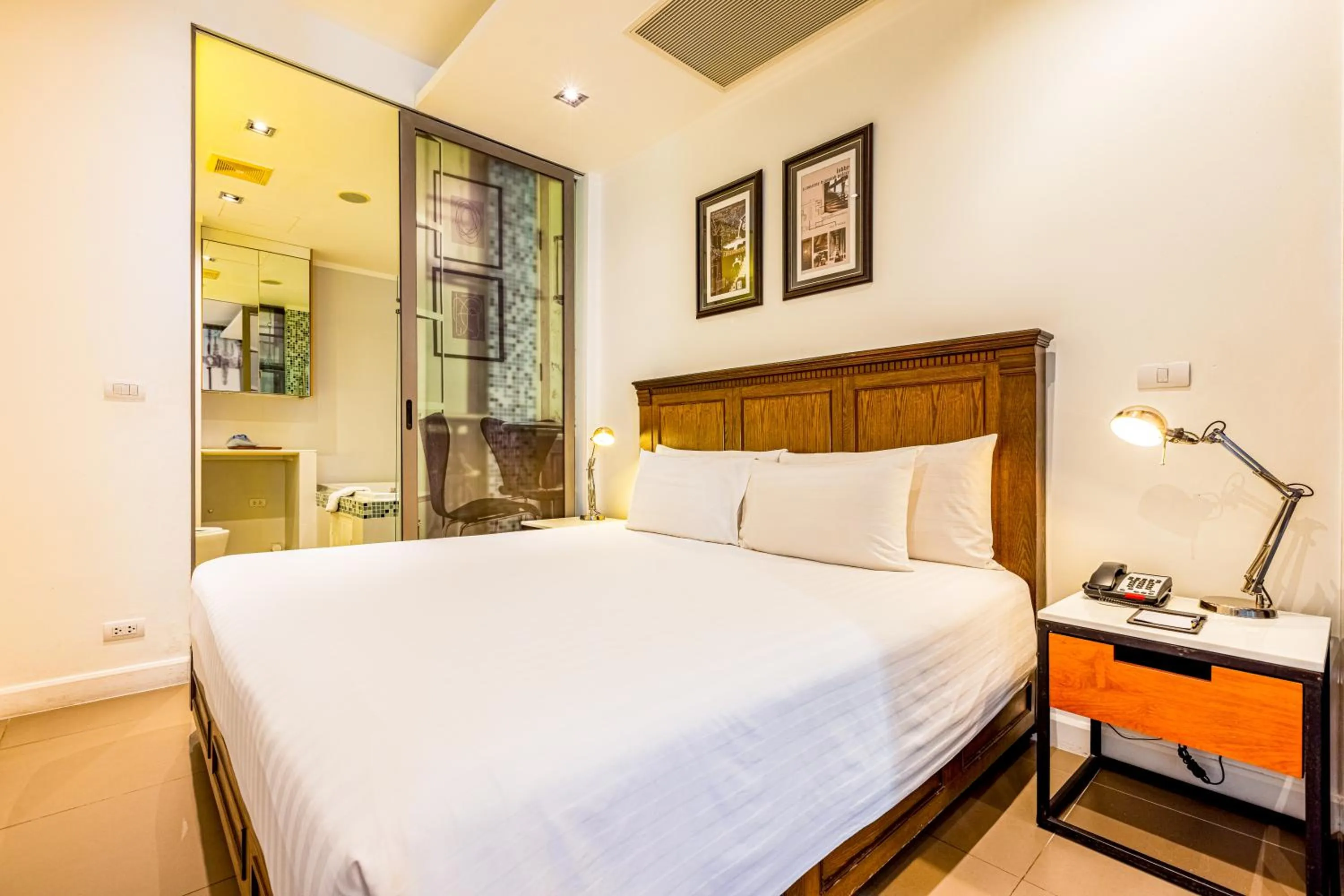 Bedroom, Bed in Pattaya Modus Beachfront Resort