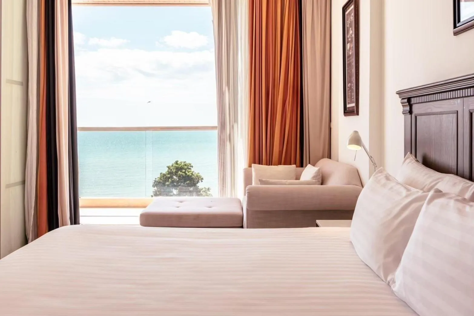 Balcony/Terrace, Bed in Pattaya Modus Beachfront Resort