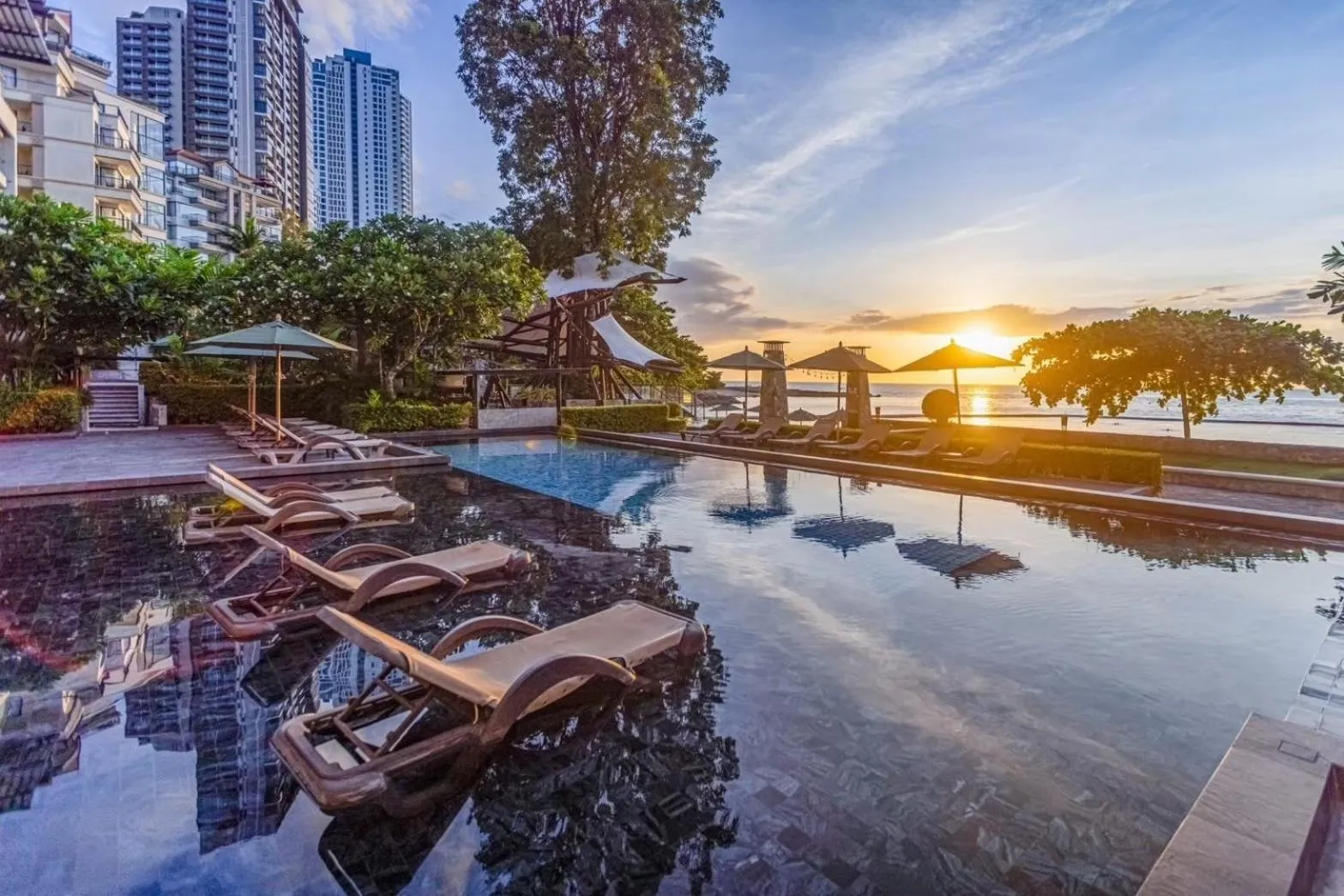 Swimming pool in Pattaya Modus Beachfront Resort