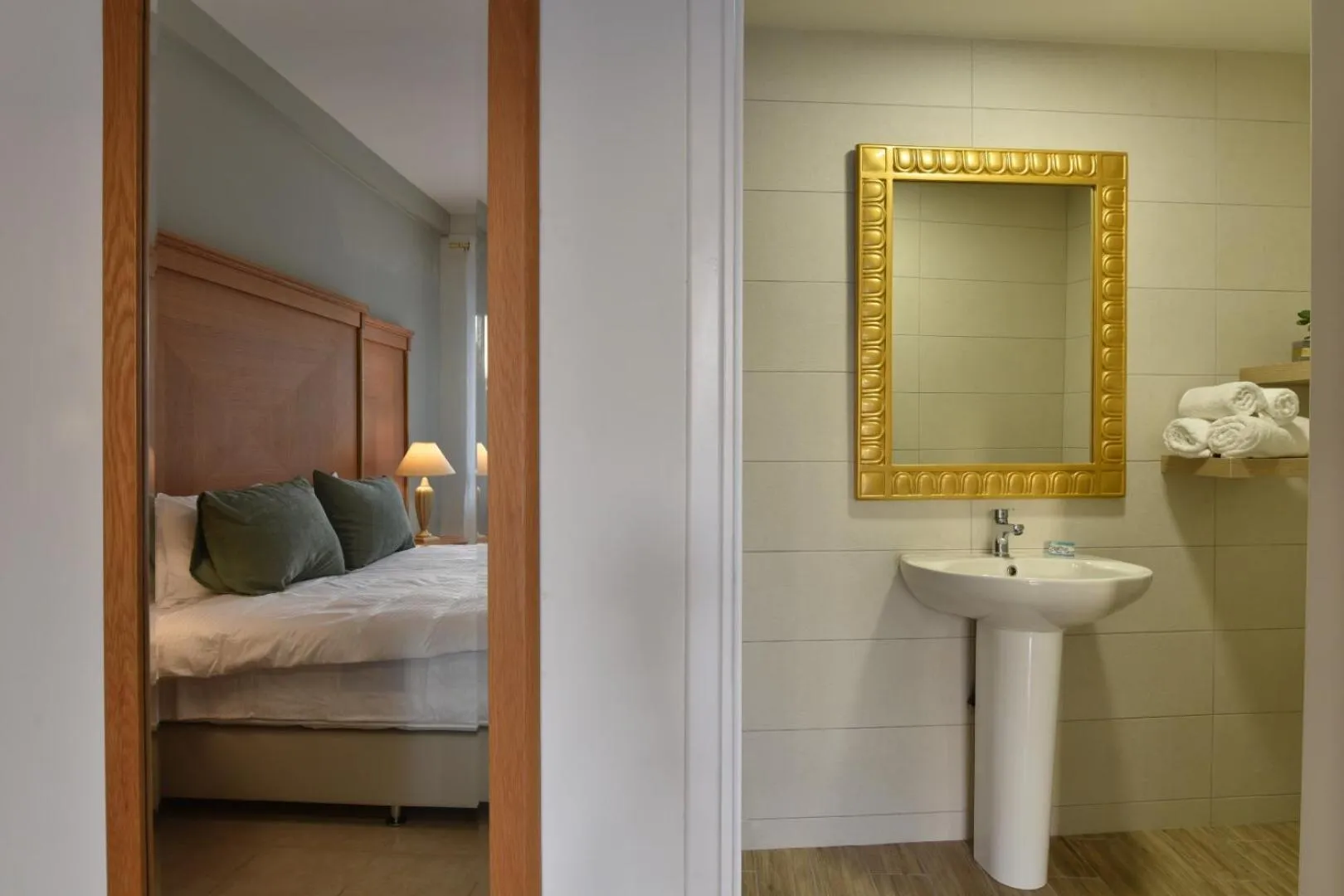 Bathroom, Bed in Okeanis II