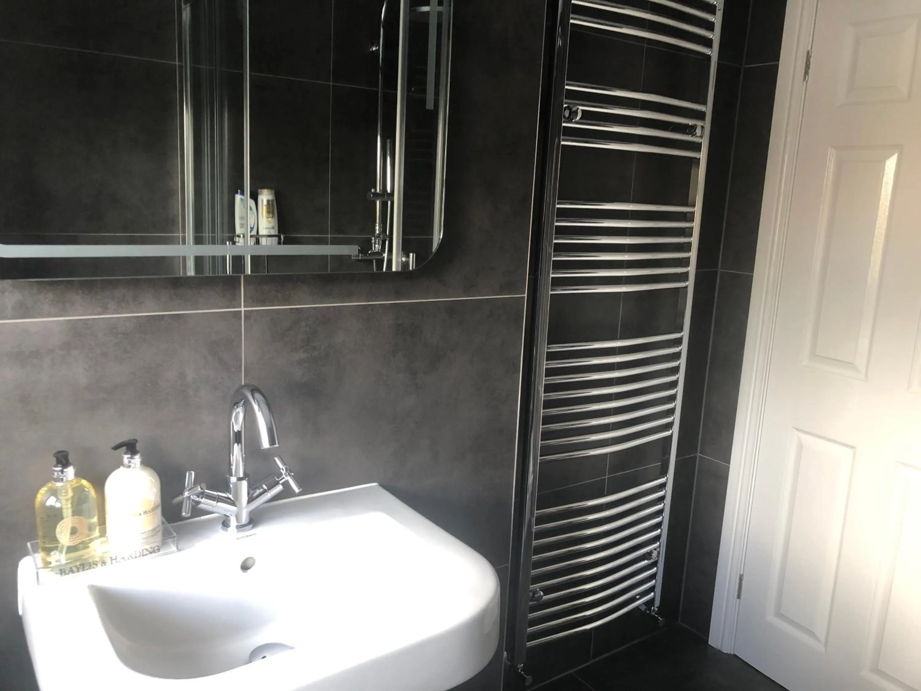 Bathroom in South Avenue B&B