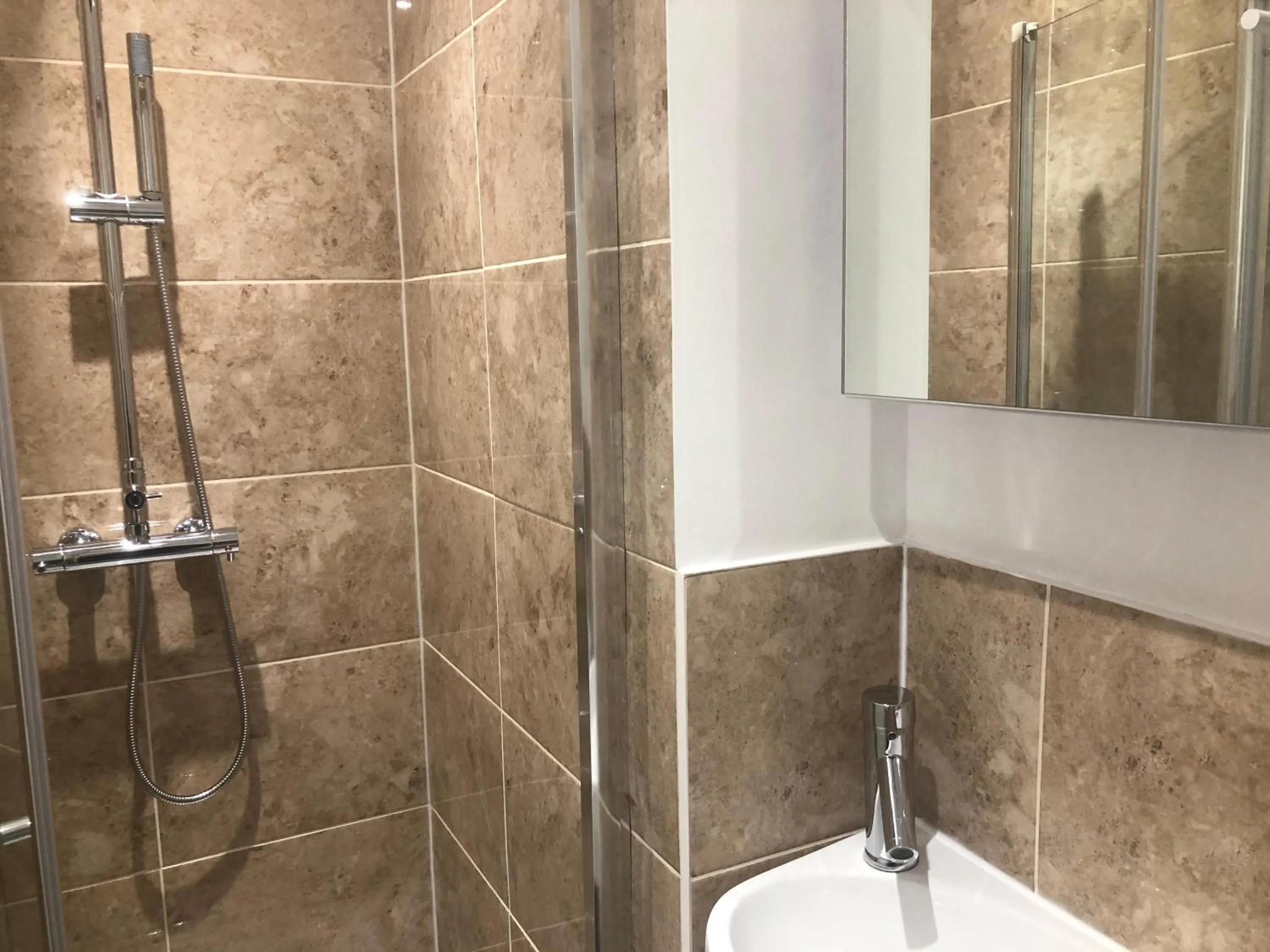 Shower in South Avenue B&B