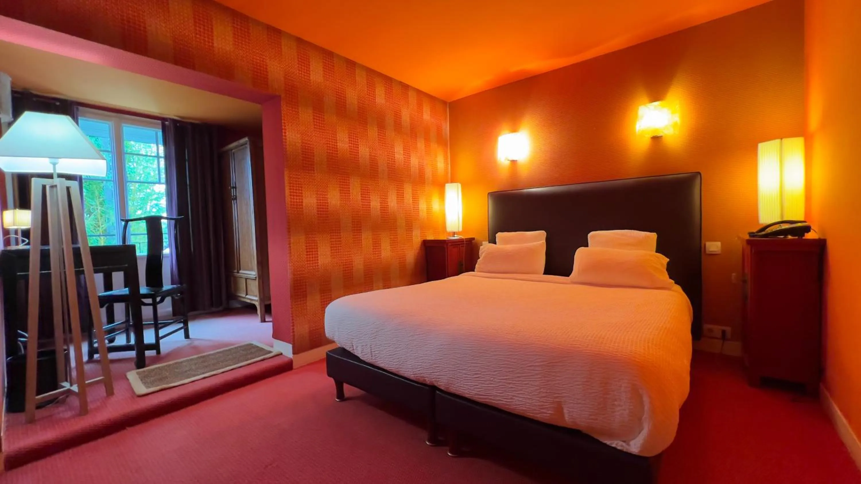 Bed in Logis hôtel Restaurant Le Faisan Dore