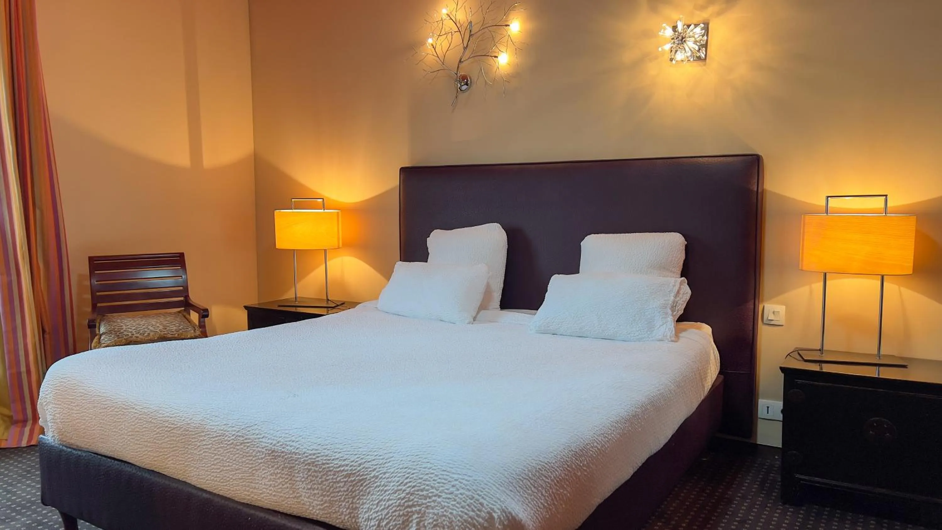 Bed in Logis hôtel Restaurant Le Faisan Dore