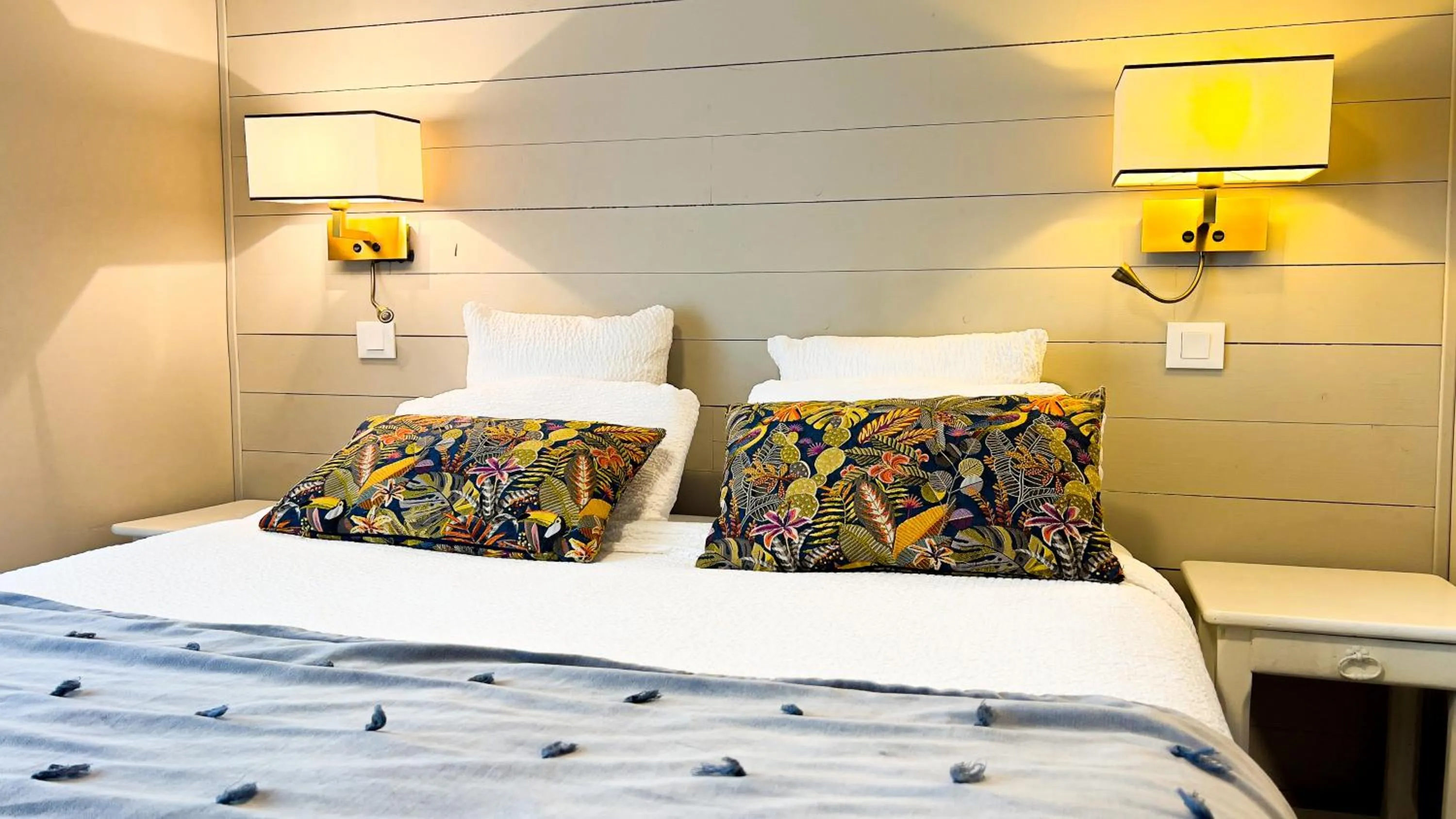 Bed in Logis hôtel Restaurant Le Faisan Dore