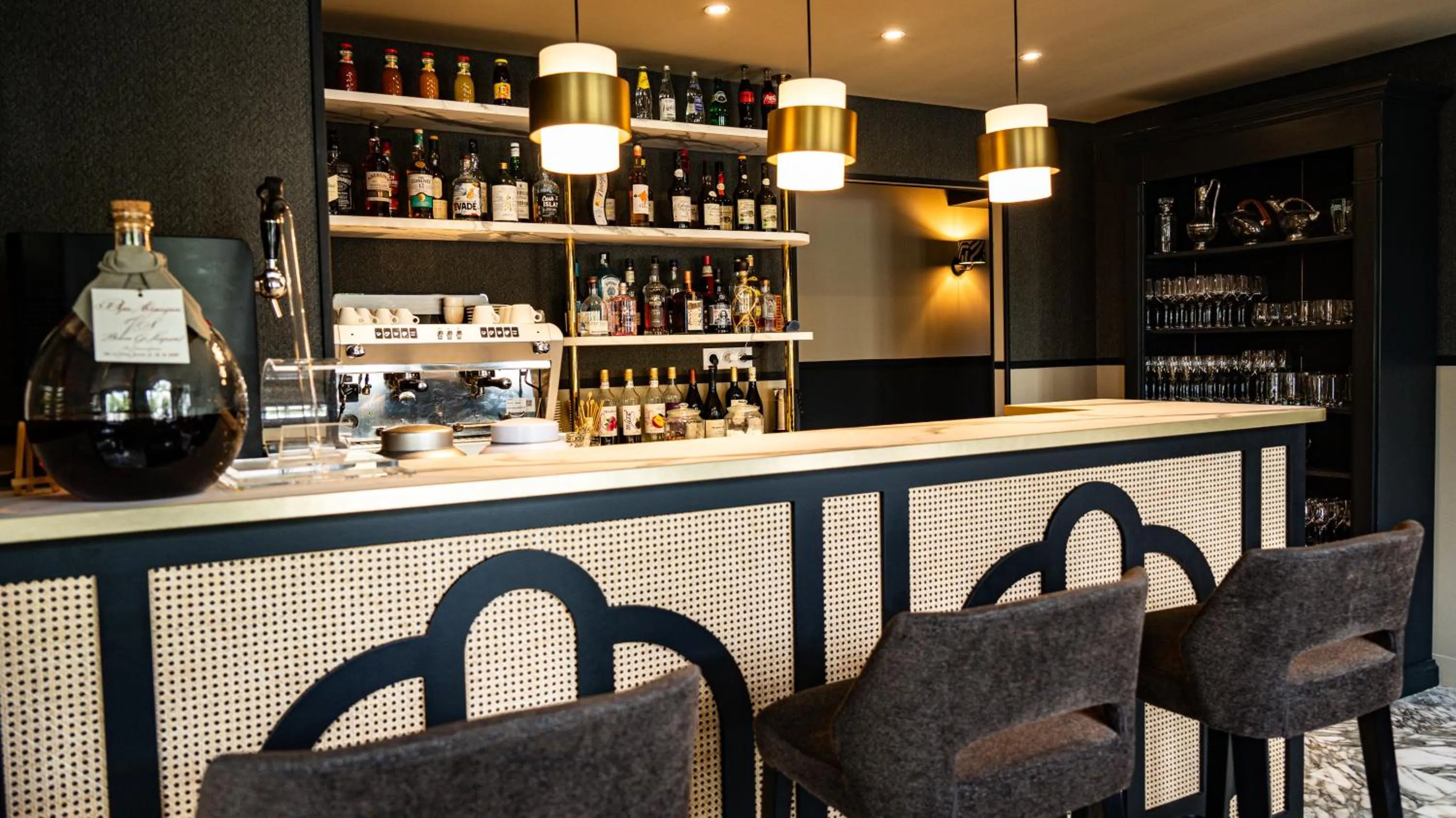 Lounge or bar in Logis hôtel Restaurant Le Faisan Dore