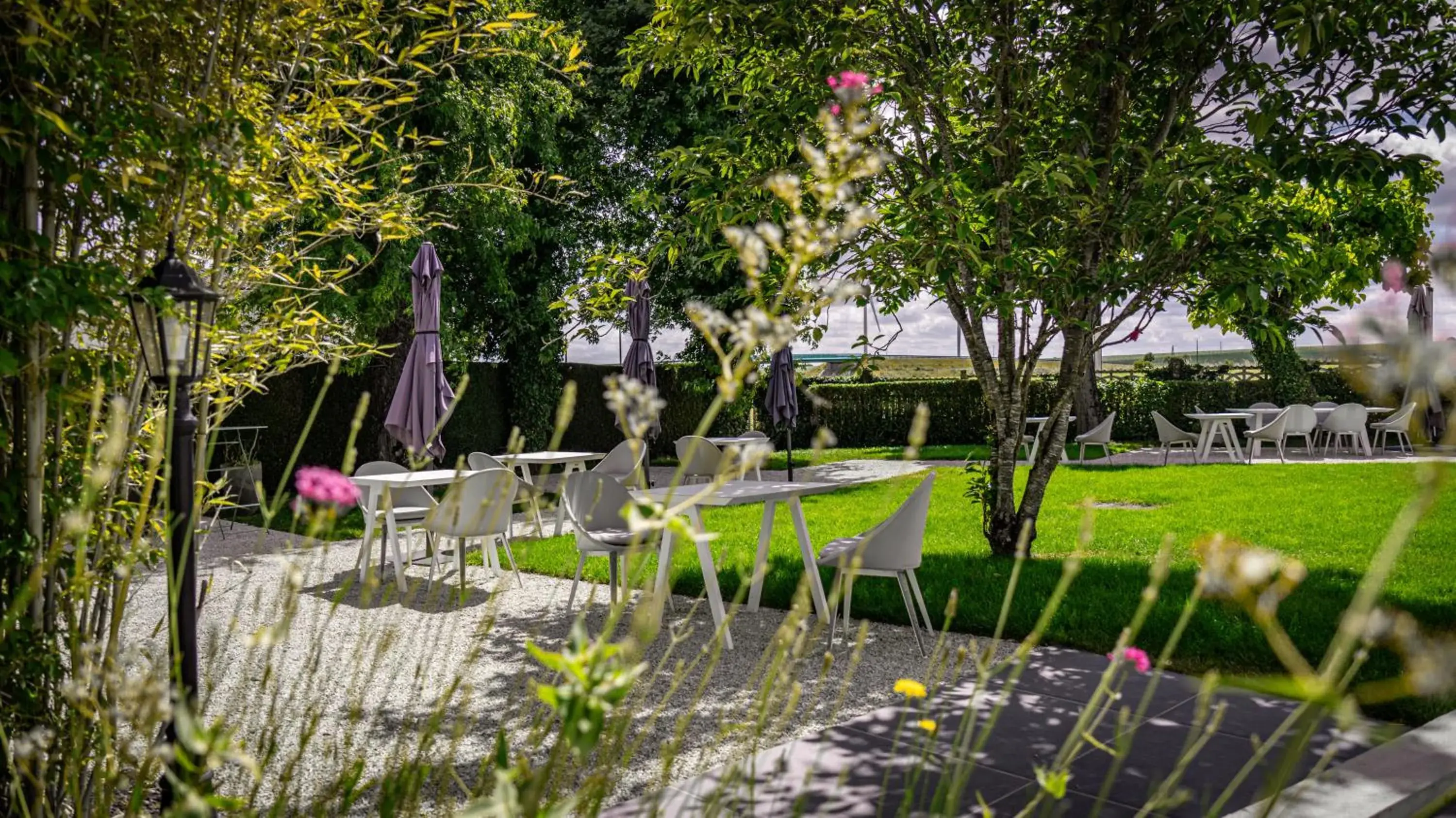 Garden in Logis hôtel Restaurant Le Faisan Dore Garden in Logis hôtel Restaurant Le Faisan Dore