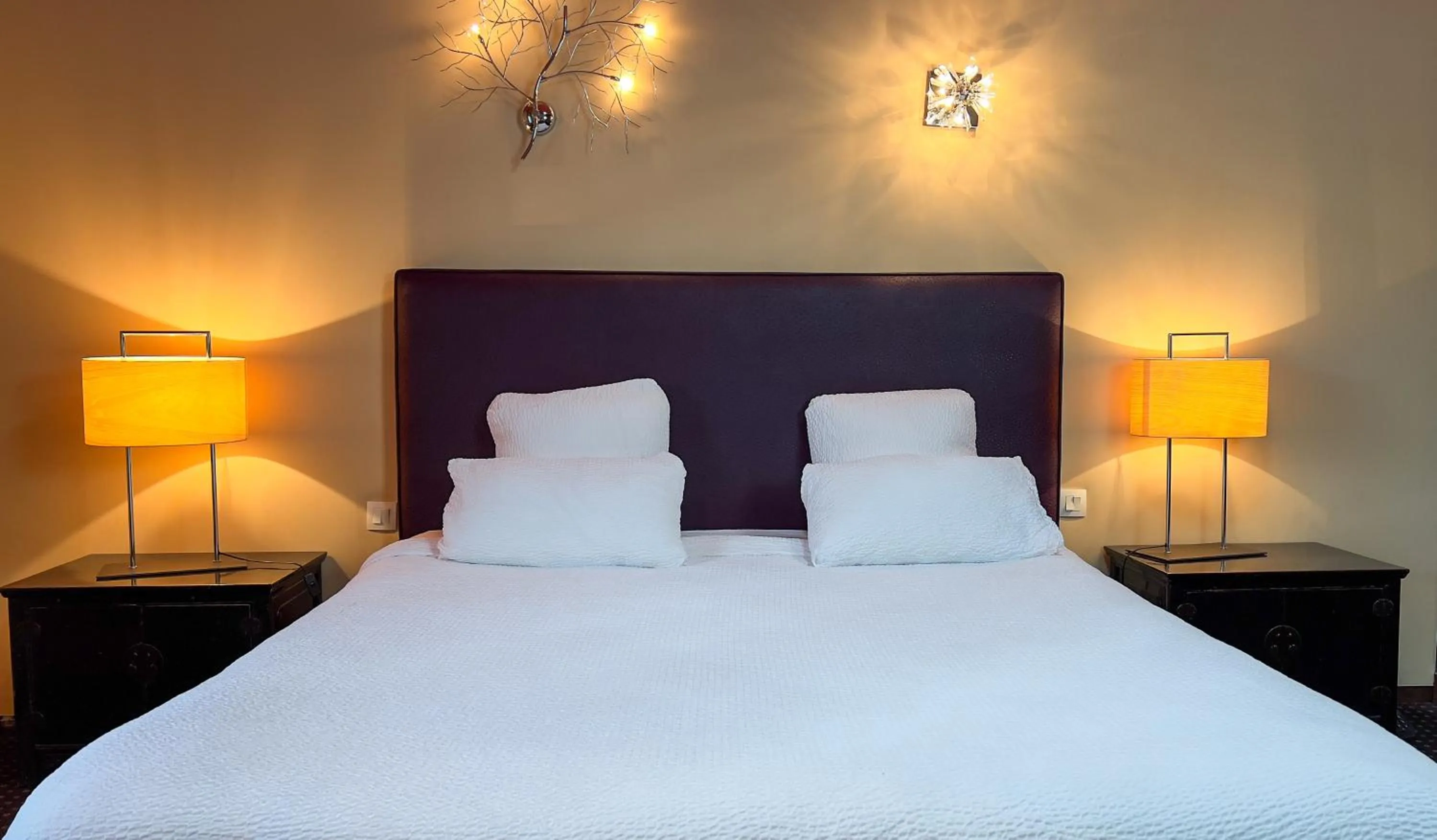 Bed in Logis hôtel Restaurant Le Faisan Dore