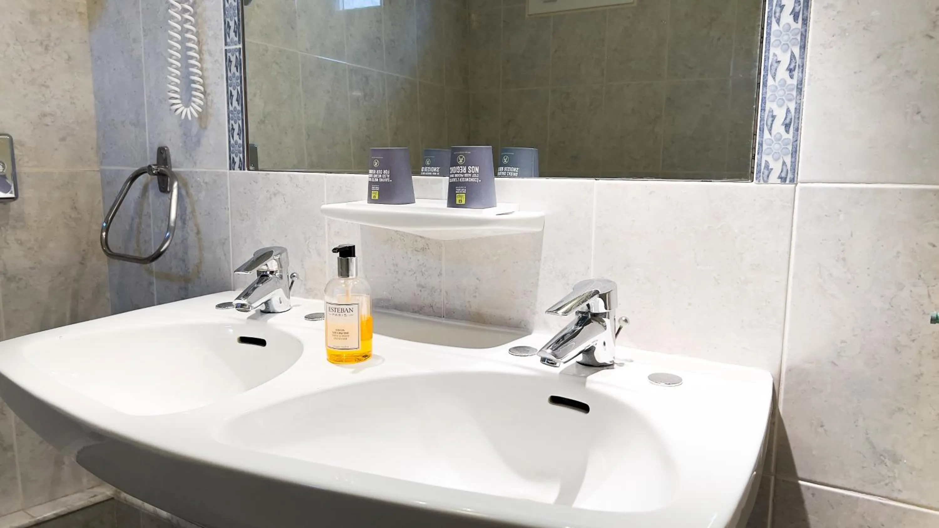 Bathroom in Logis hôtel Restaurant Le Faisan Dore