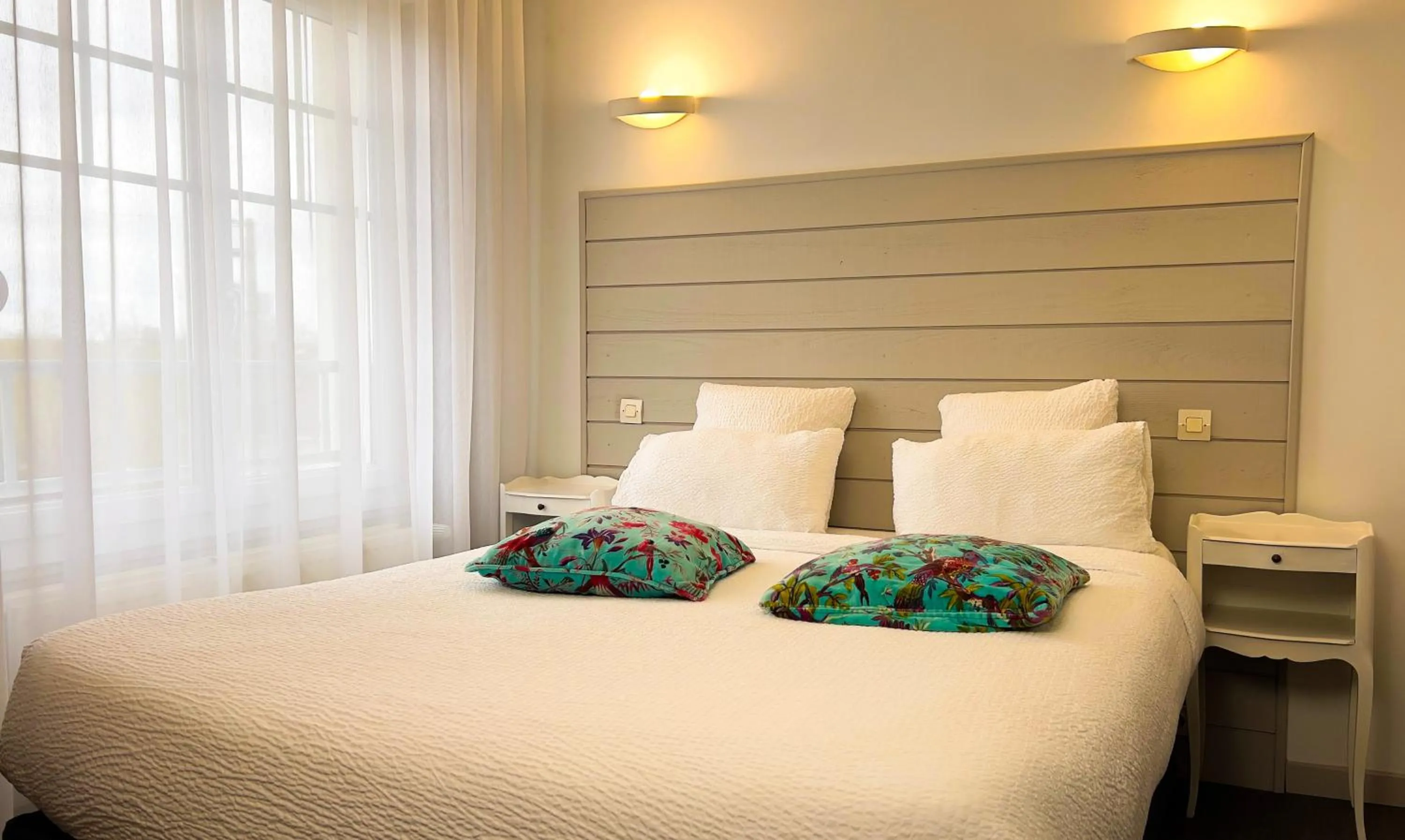 Bed in Logis hôtel Restaurant Le Faisan Dore