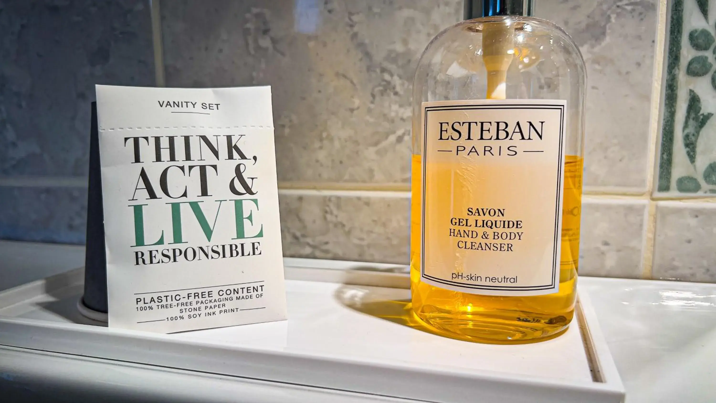 Bathroom in Logis hôtel Restaurant Le Faisan Dore Bathroom in Logis hôtel Restaurant Le Faisan Dore