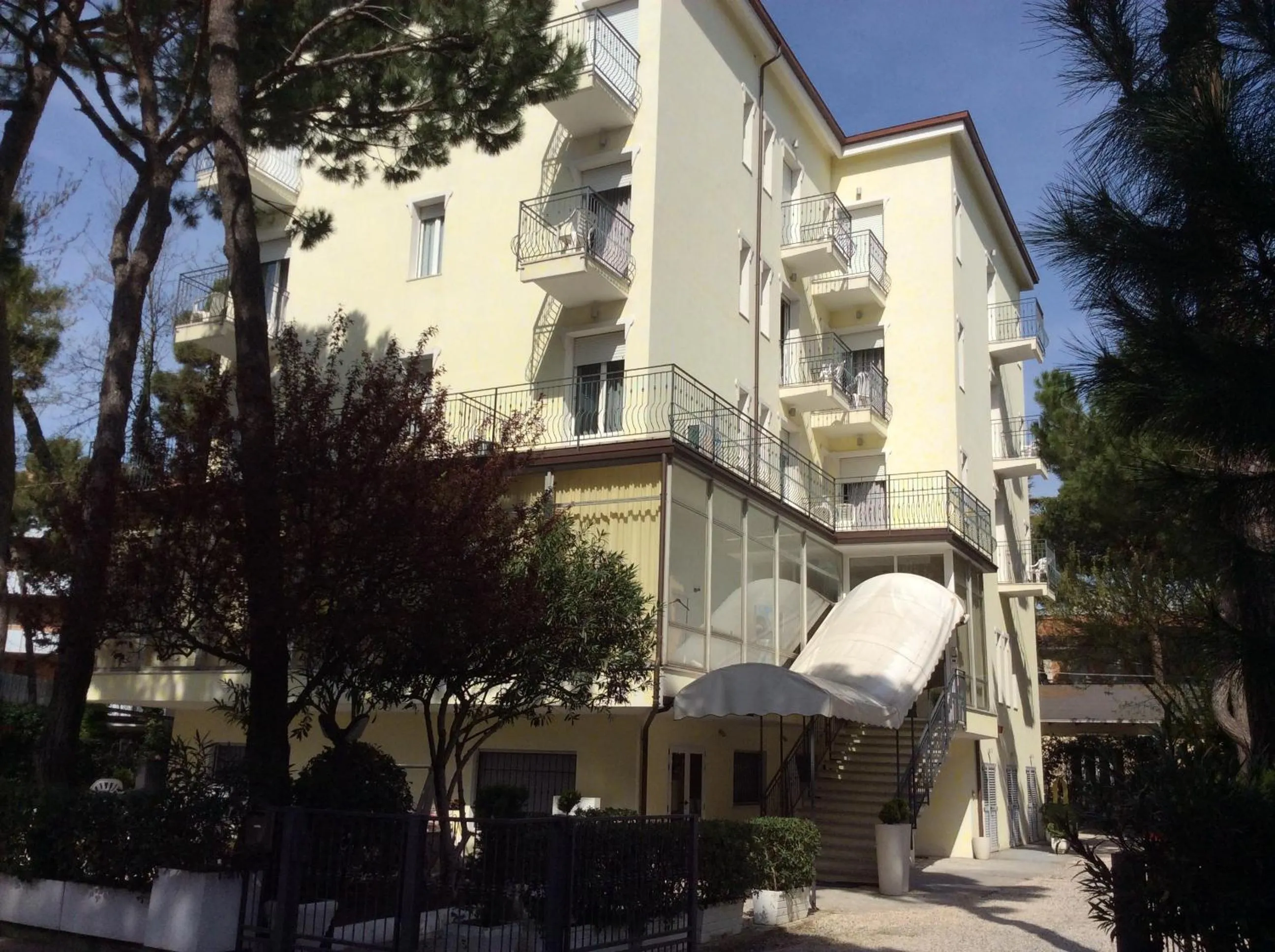 Facade/entrance in Hotel Augustus