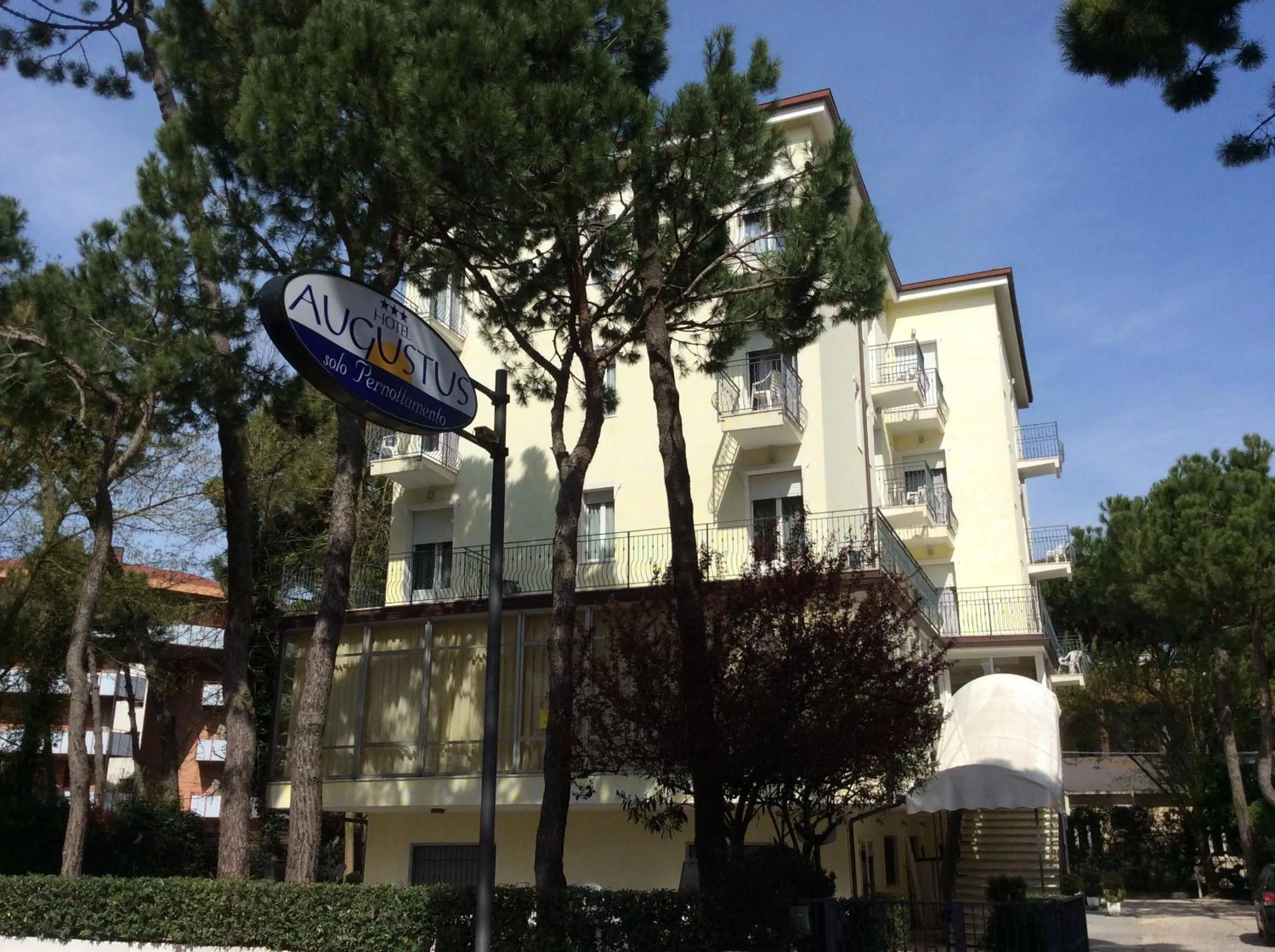 Facade/entrance in Hotel Augustus