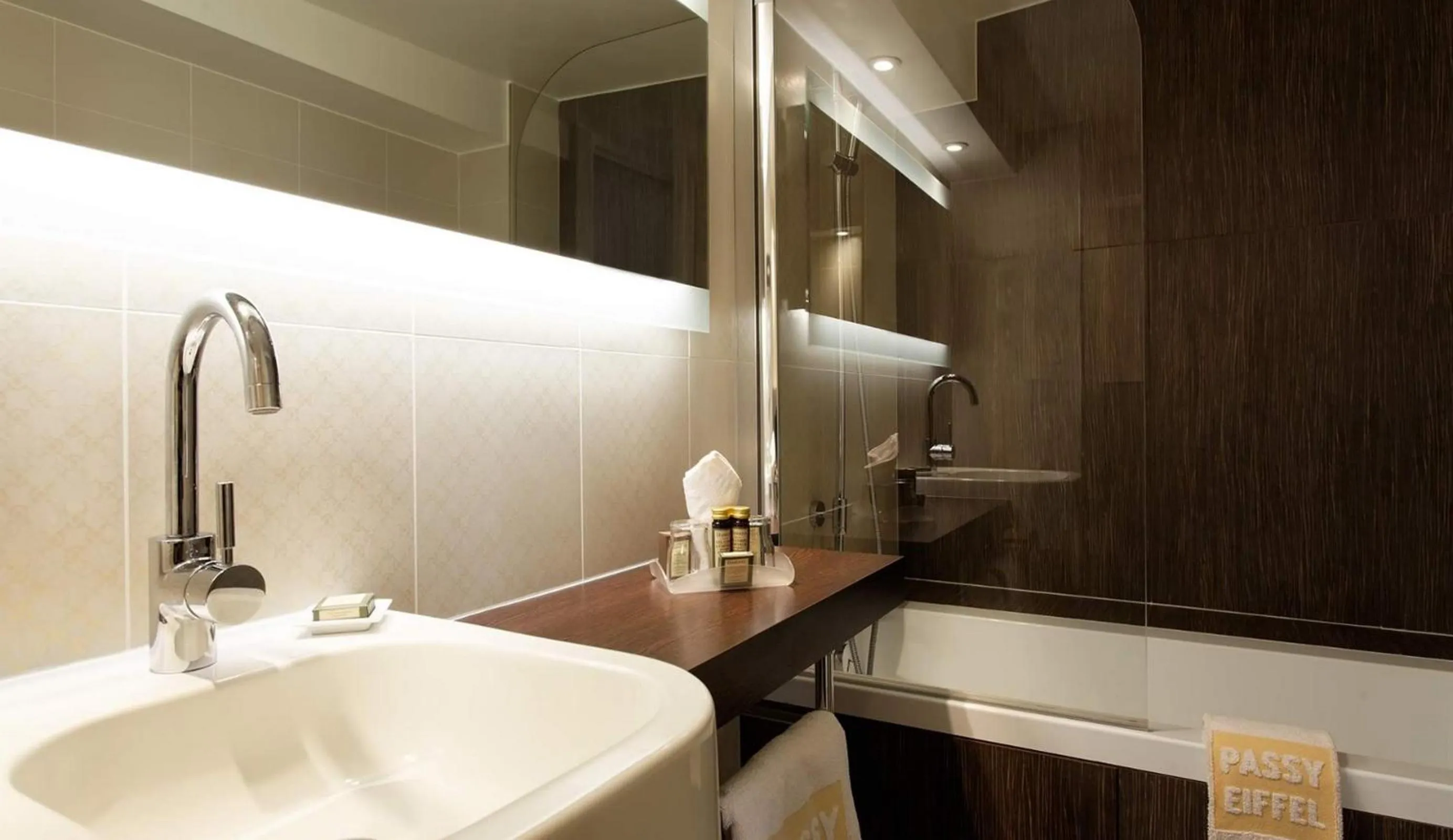 Bathroom in Passy Eiffel