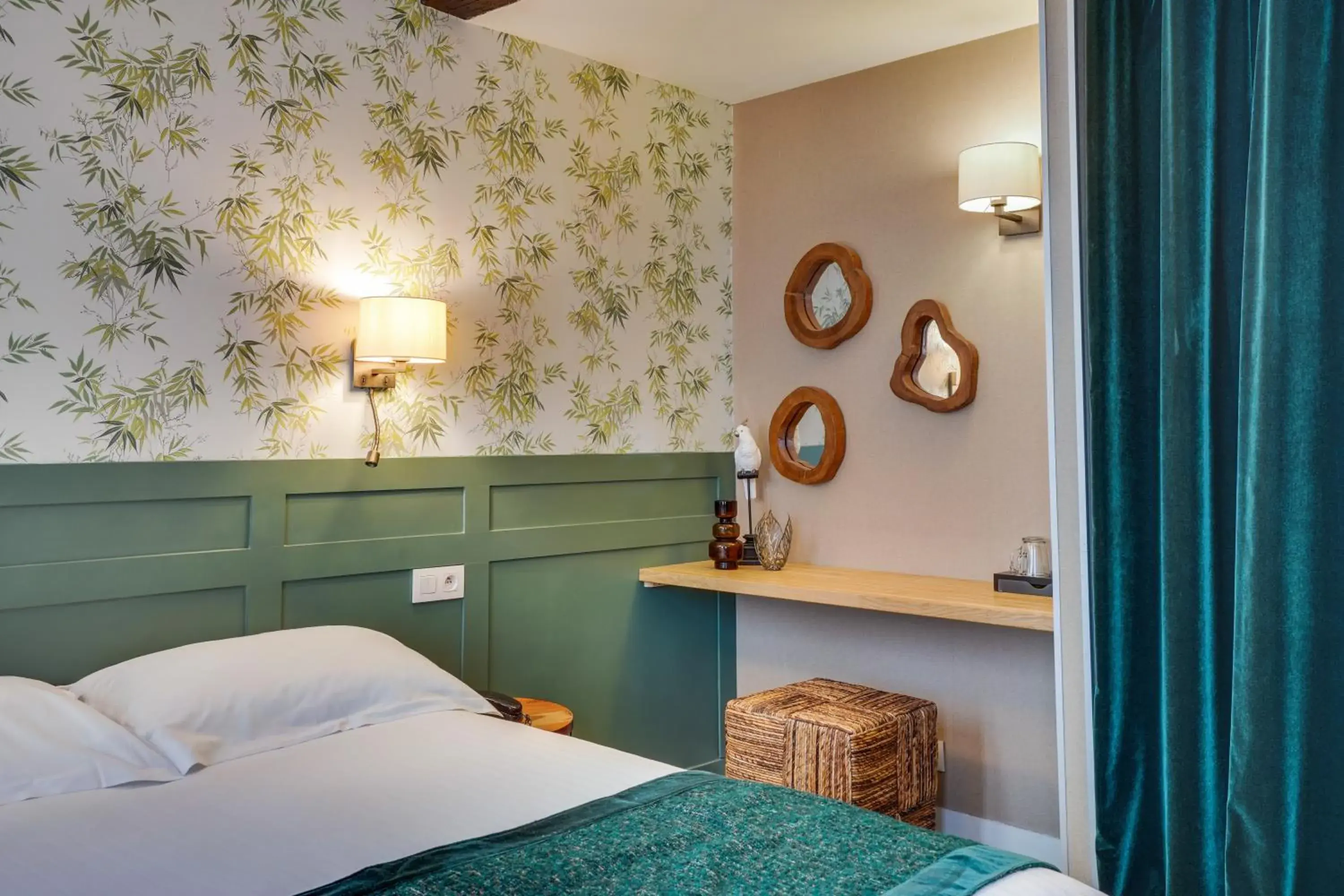 Inner courtyard view, Bed in Passy Eiffel Inner courtyard view, Bed in Passy Eiffel