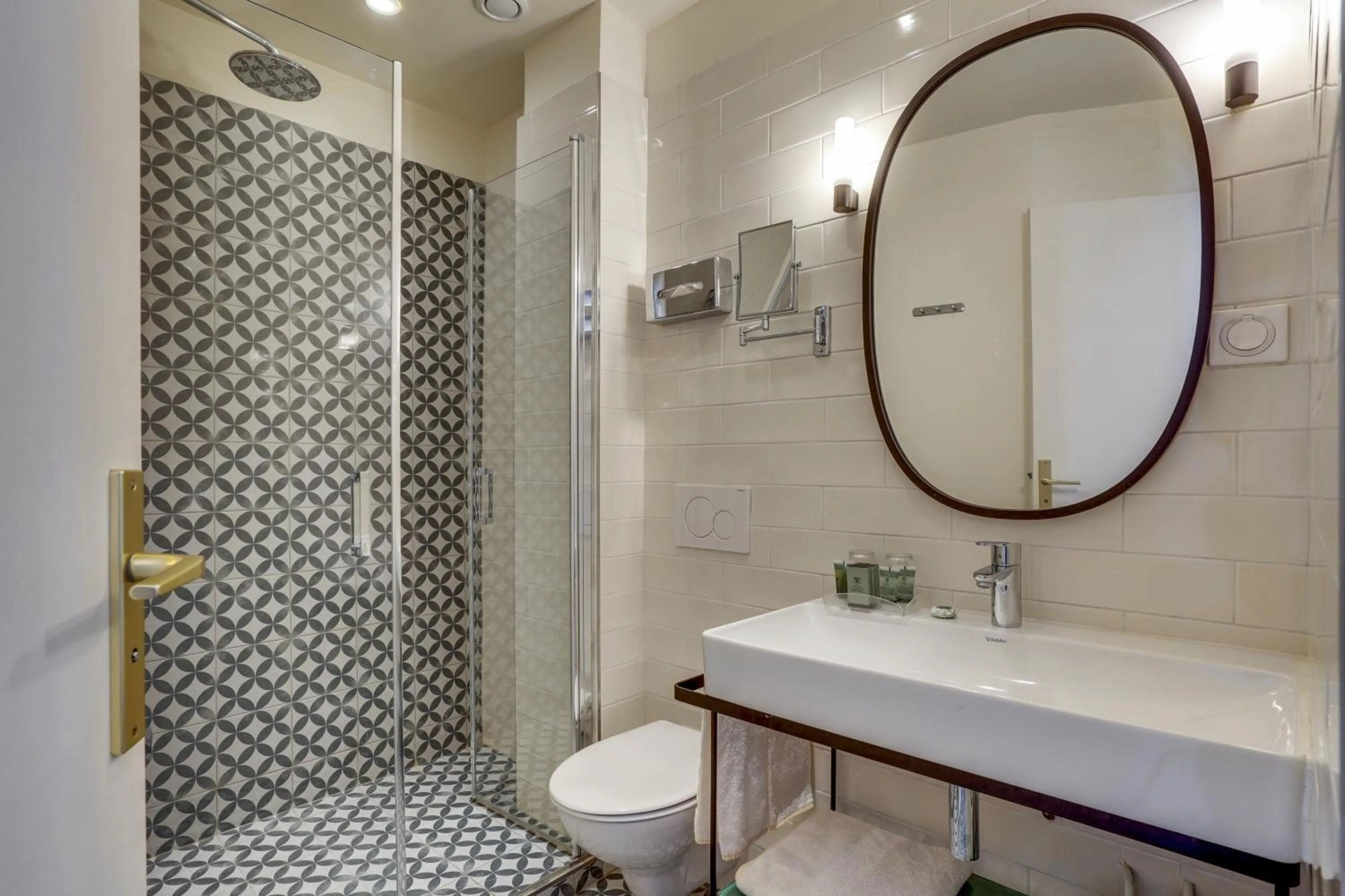 Shower in Passy Eiffel