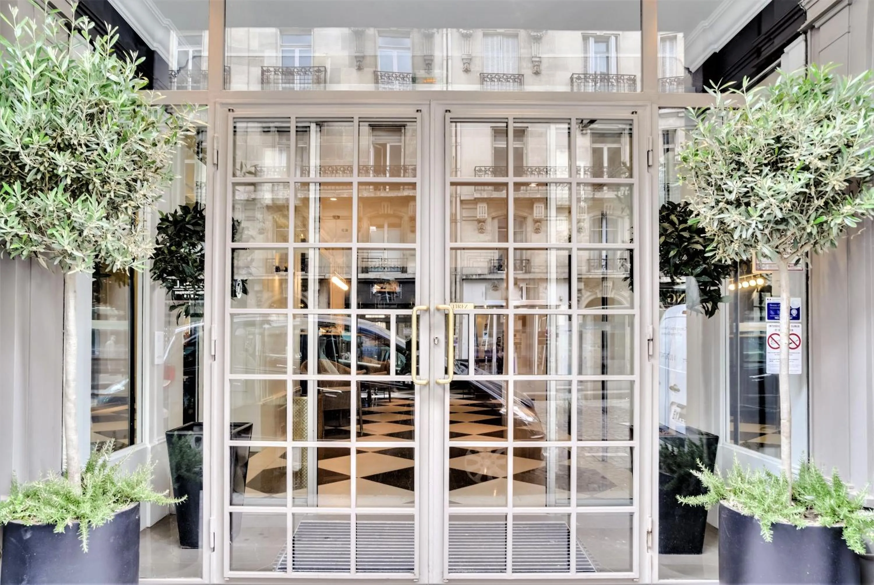 Facade/entrance in Passy Eiffel