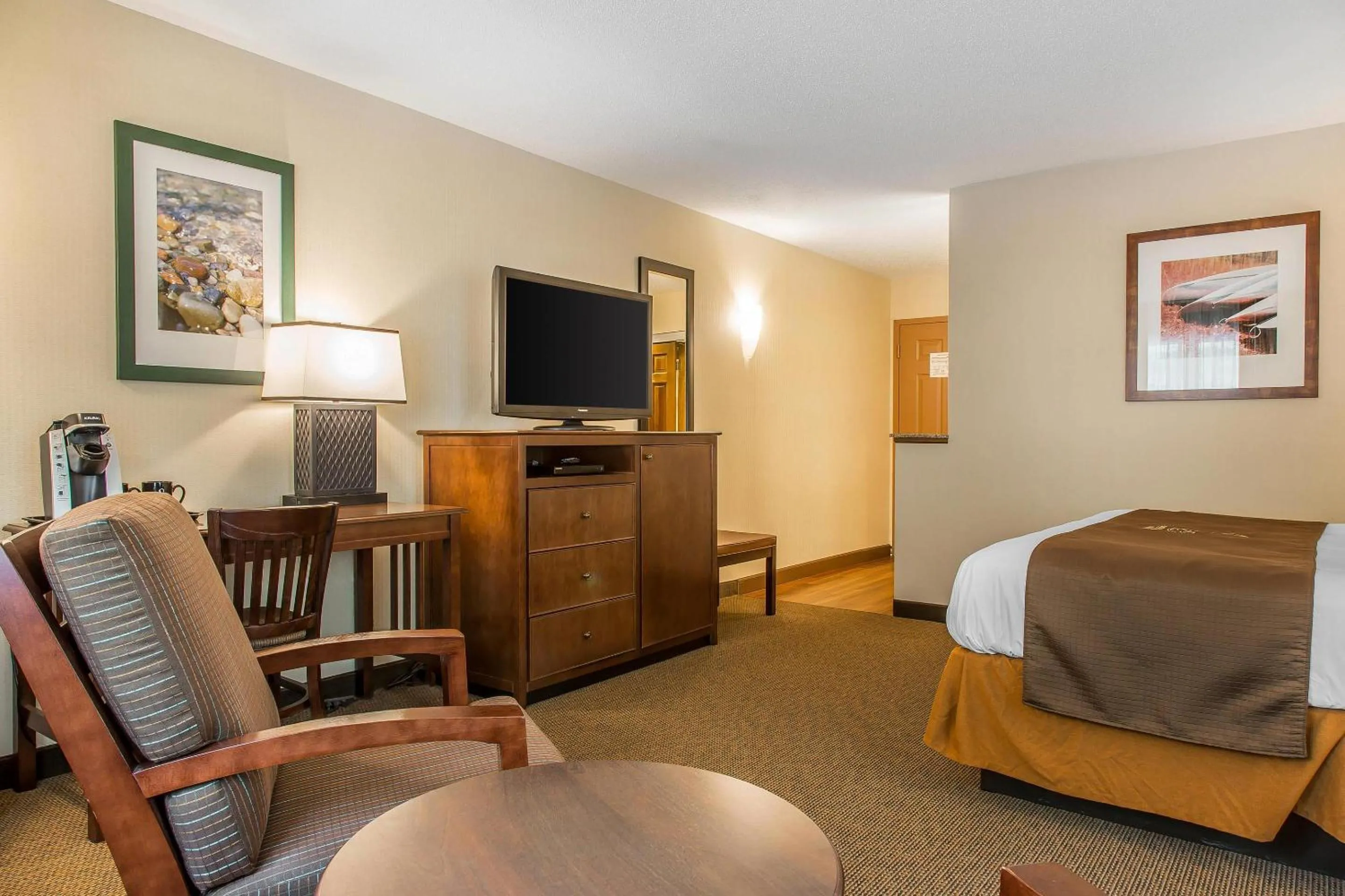 Bedroom, Bed in The Black Swan Lee - Lenox, an Ascend Collection Hotel