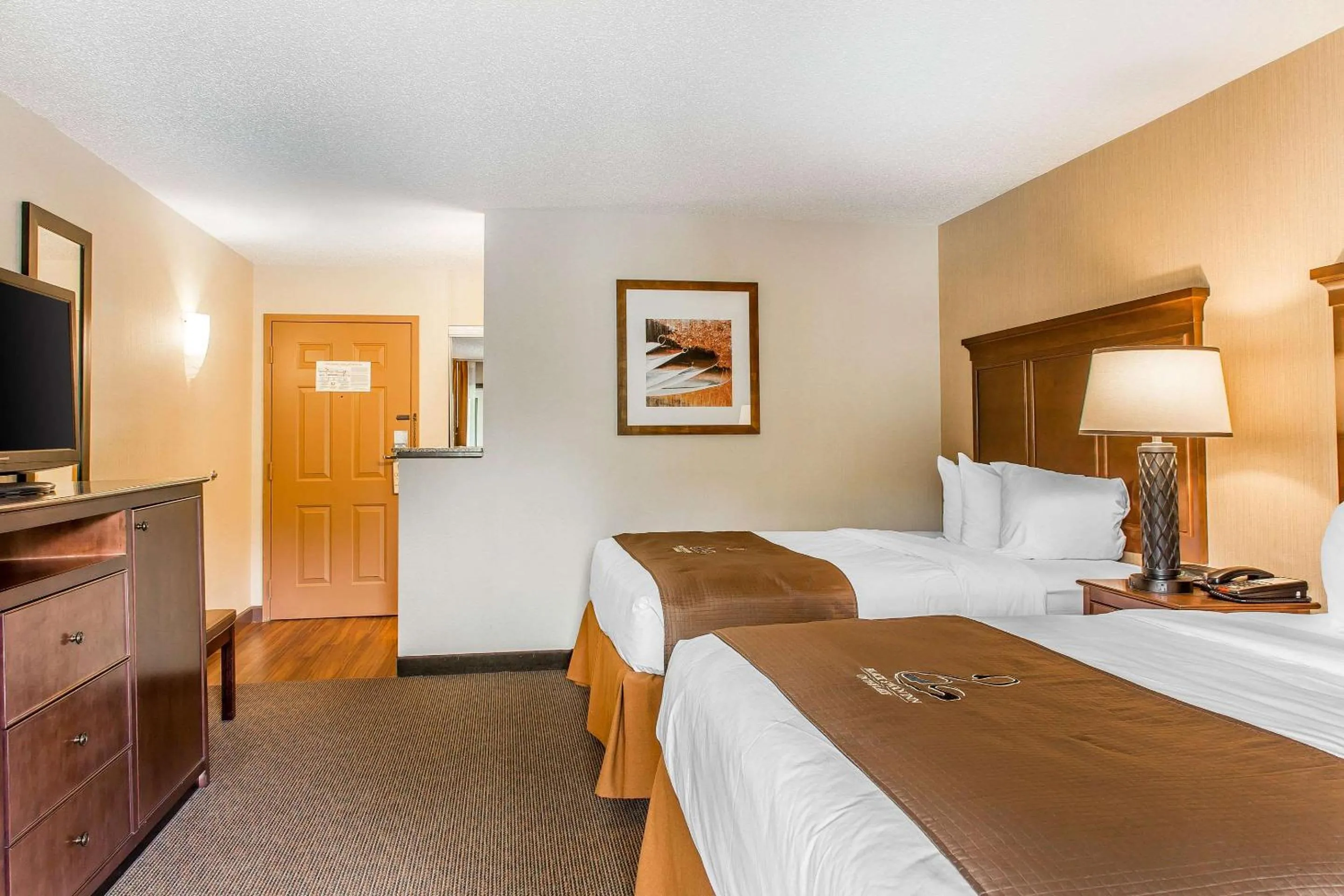 Bedroom, Bed in The Black Swan Lee - Lenox, an Ascend Collection Hotel