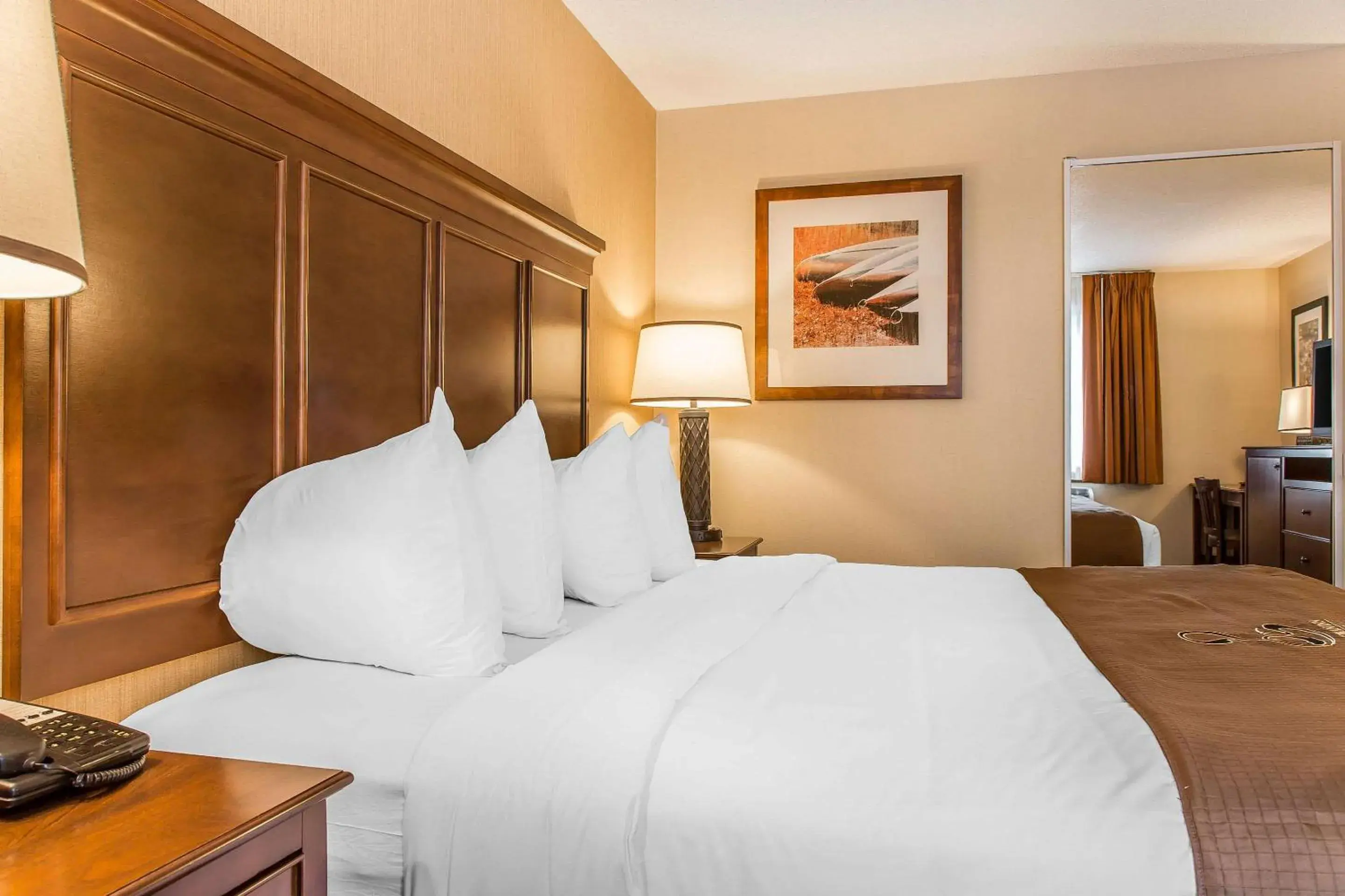 Bedroom, Bed in The Black Swan Lee - Lenox, an Ascend Collection Hotel Bedroom, Bed in The Black Swan Lee - Lenox, an Ascend Collection Hotel