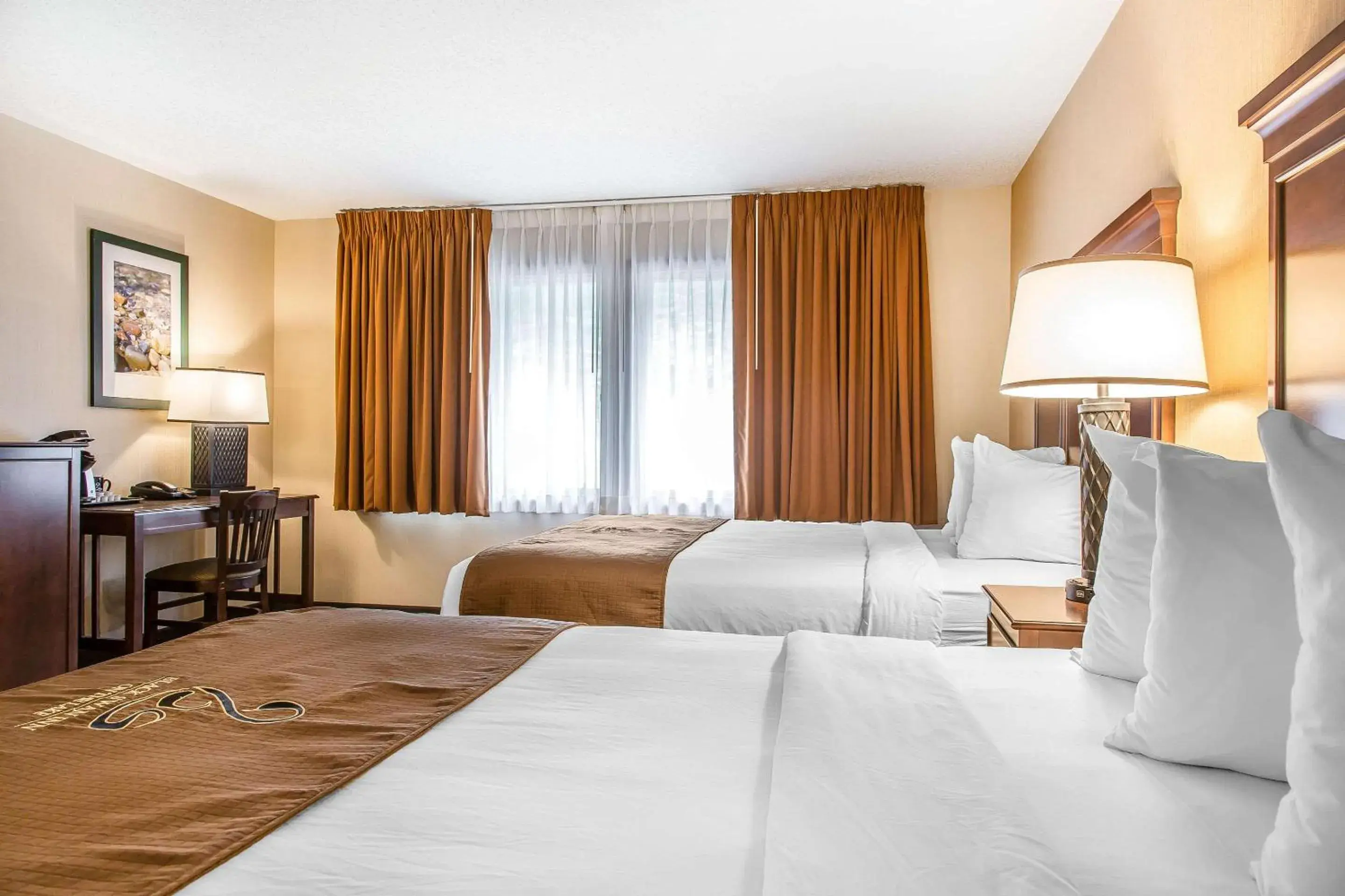 Bedroom, Bed in The Black Swan Lee - Lenox, an Ascend Collection Hotel Bedroom, Bed in The Black Swan Lee - Lenox, an Ascend Collection Hotel