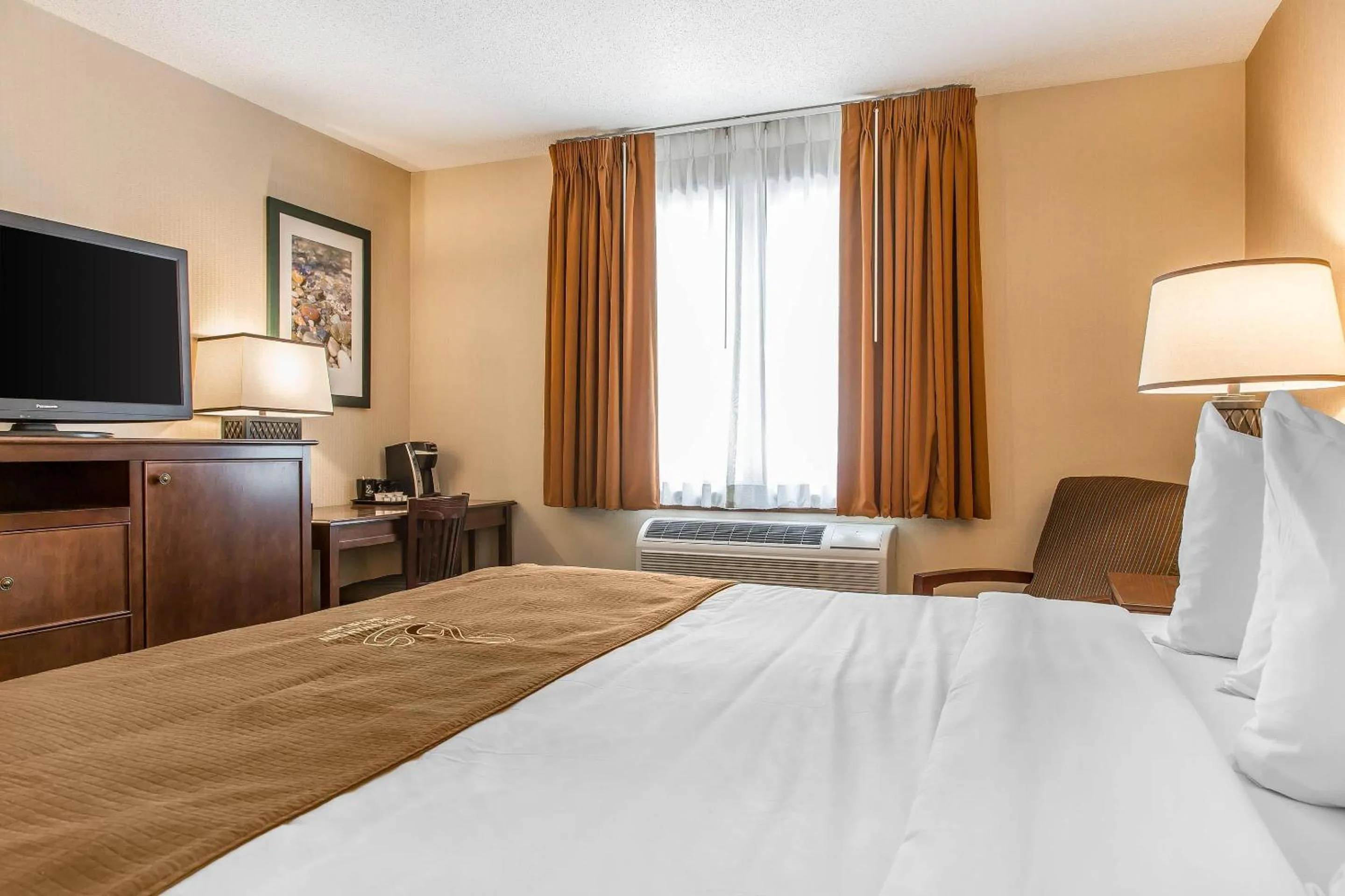 Bedroom, Bed in The Black Swan Lee - Lenox, an Ascend Collection Hotel