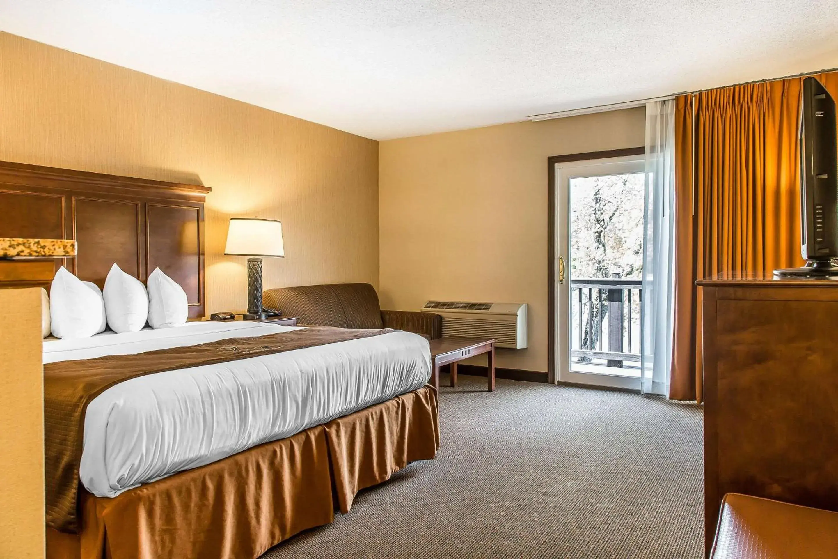 King Room with Roll-In Shower - Accessible/Non-Smoking in The Black Swan Lee - Lenox, an Ascend Collection Hotel King Room with Roll-In Shower - Accessible/Non-Smoking in The Black Swan Lee - Lenox, an Ascend Collection Hotel