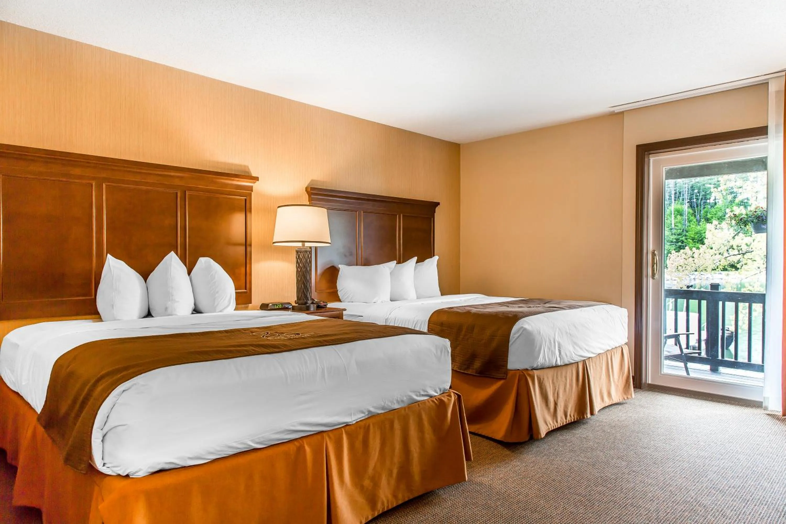 Bedroom, Bed in The Black Swan Lee - Lenox, an Ascend Collection Hotel