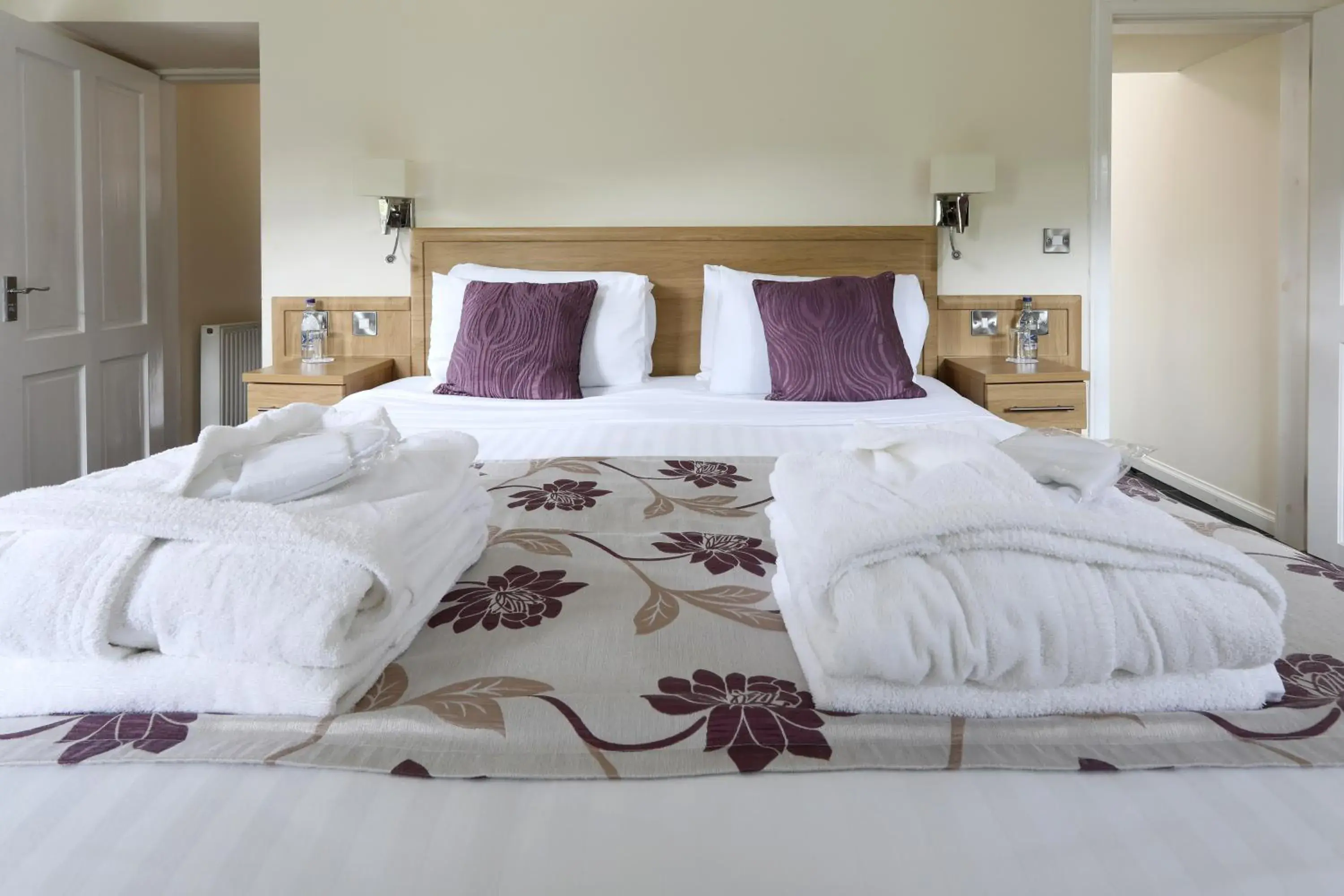 Bedroom, Bed in Woodland Bay Hotel Bedroom, Bed in Woodland Bay Hotel