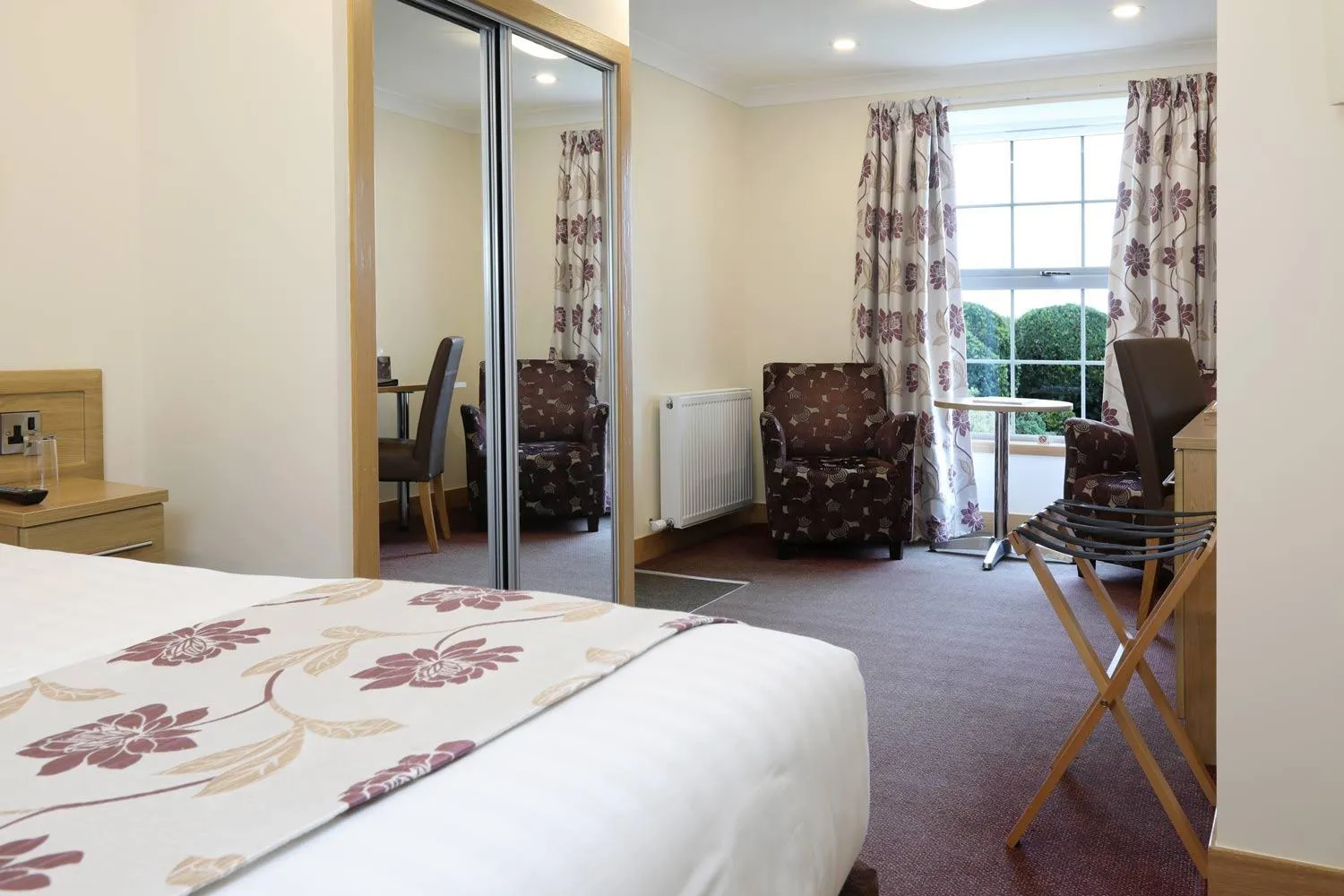 Seating area, Bed in Woodland Bay Hotel