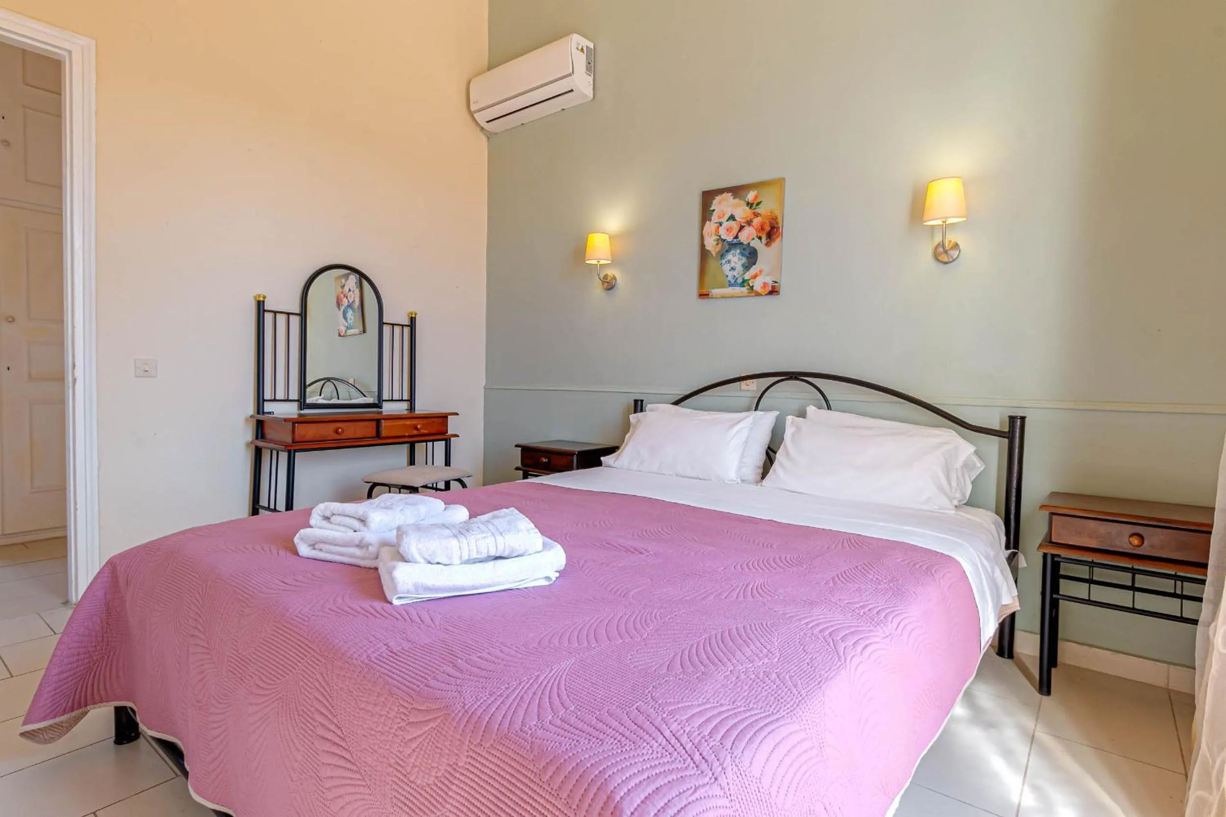 Bedroom, Bed in Ionian Arches