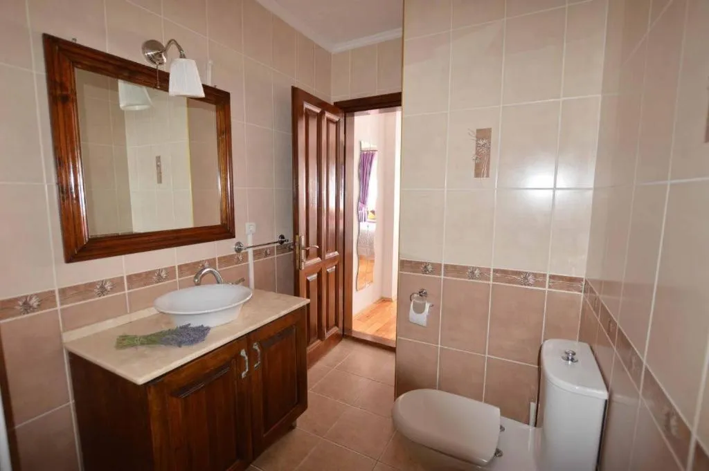 Bathroom in Alayaz Hotel