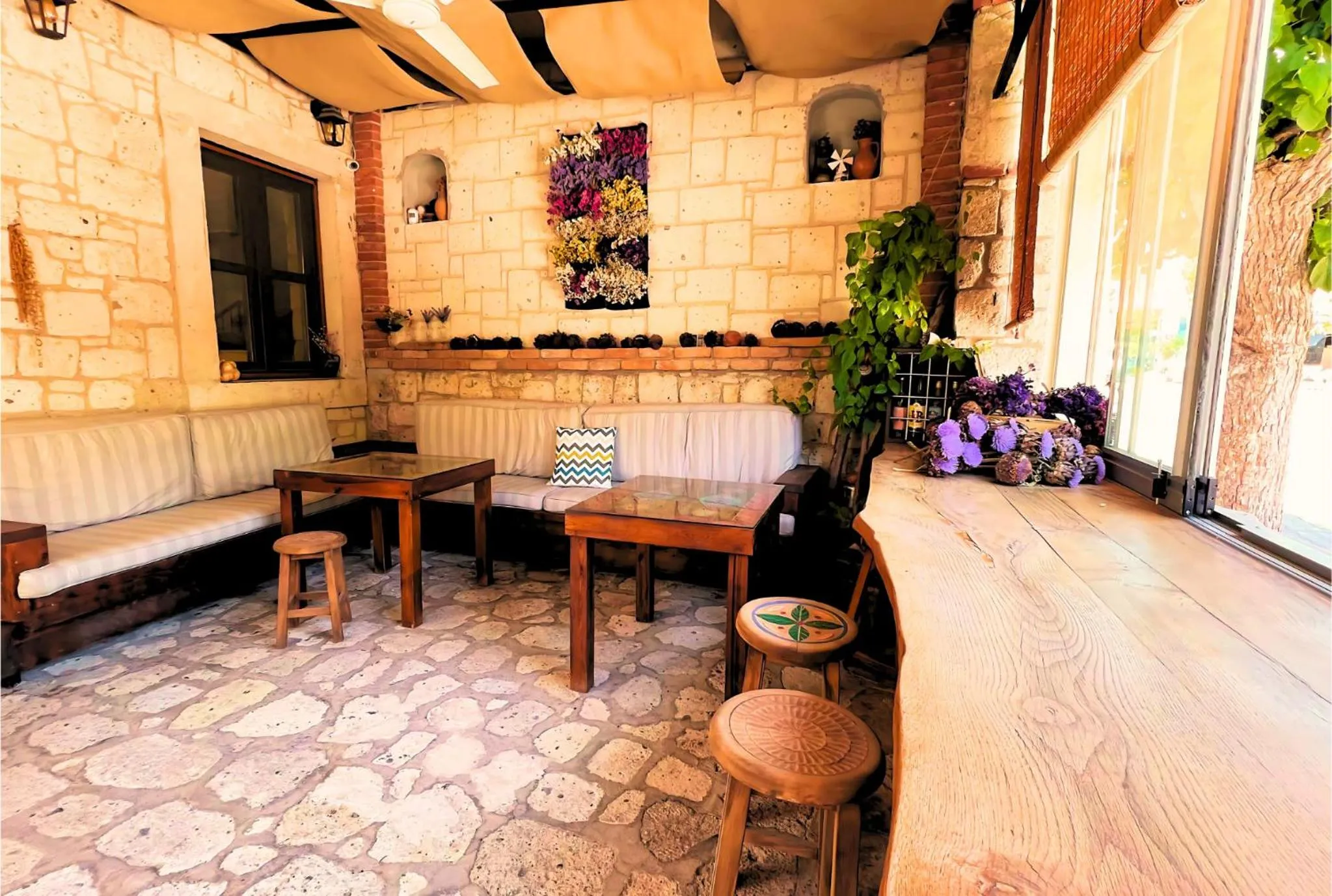 Restaurant/places to eat in Alayaz Hotel