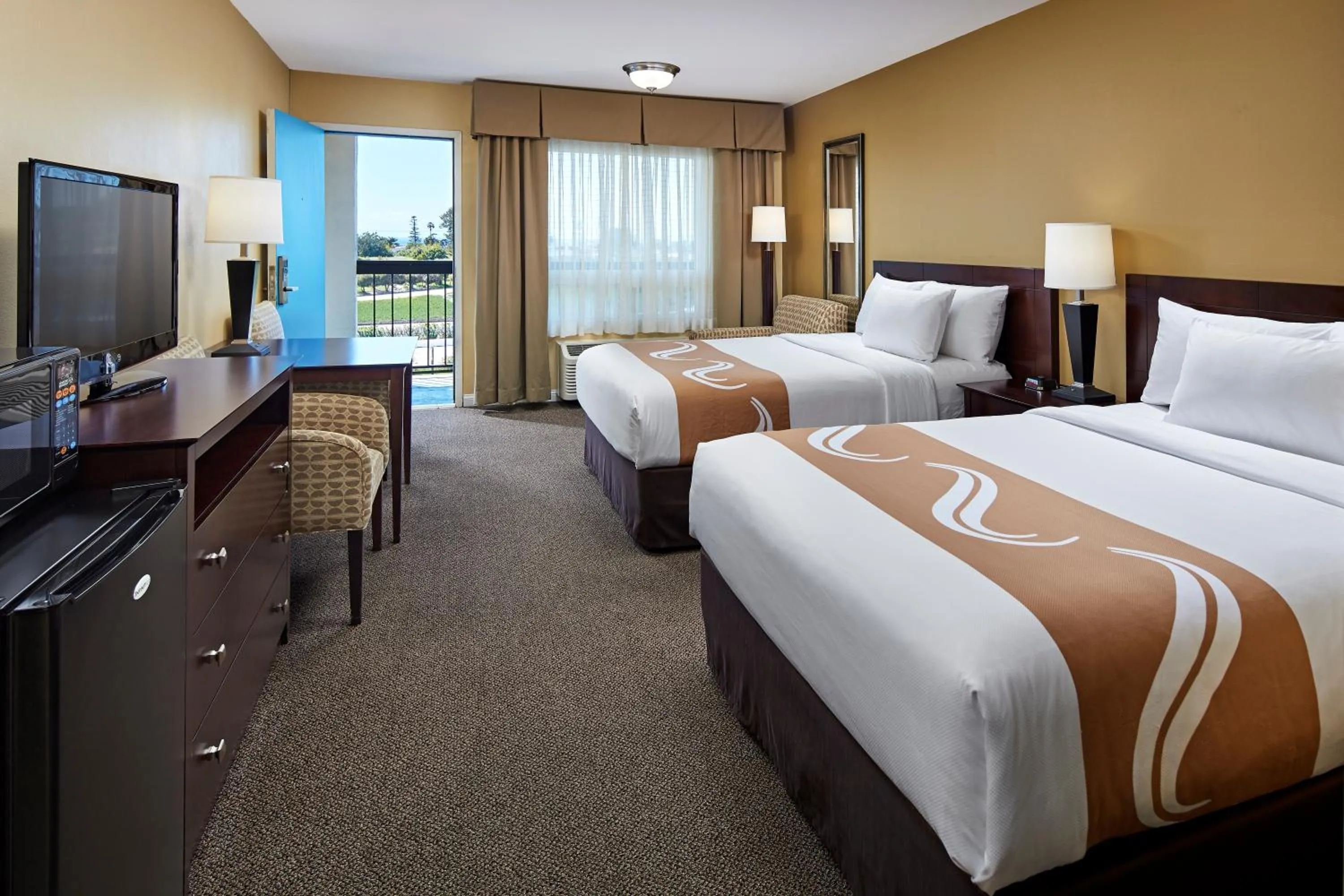 Photo of the whole room, Bed in Comfort Inn Encinitas Near Legoland