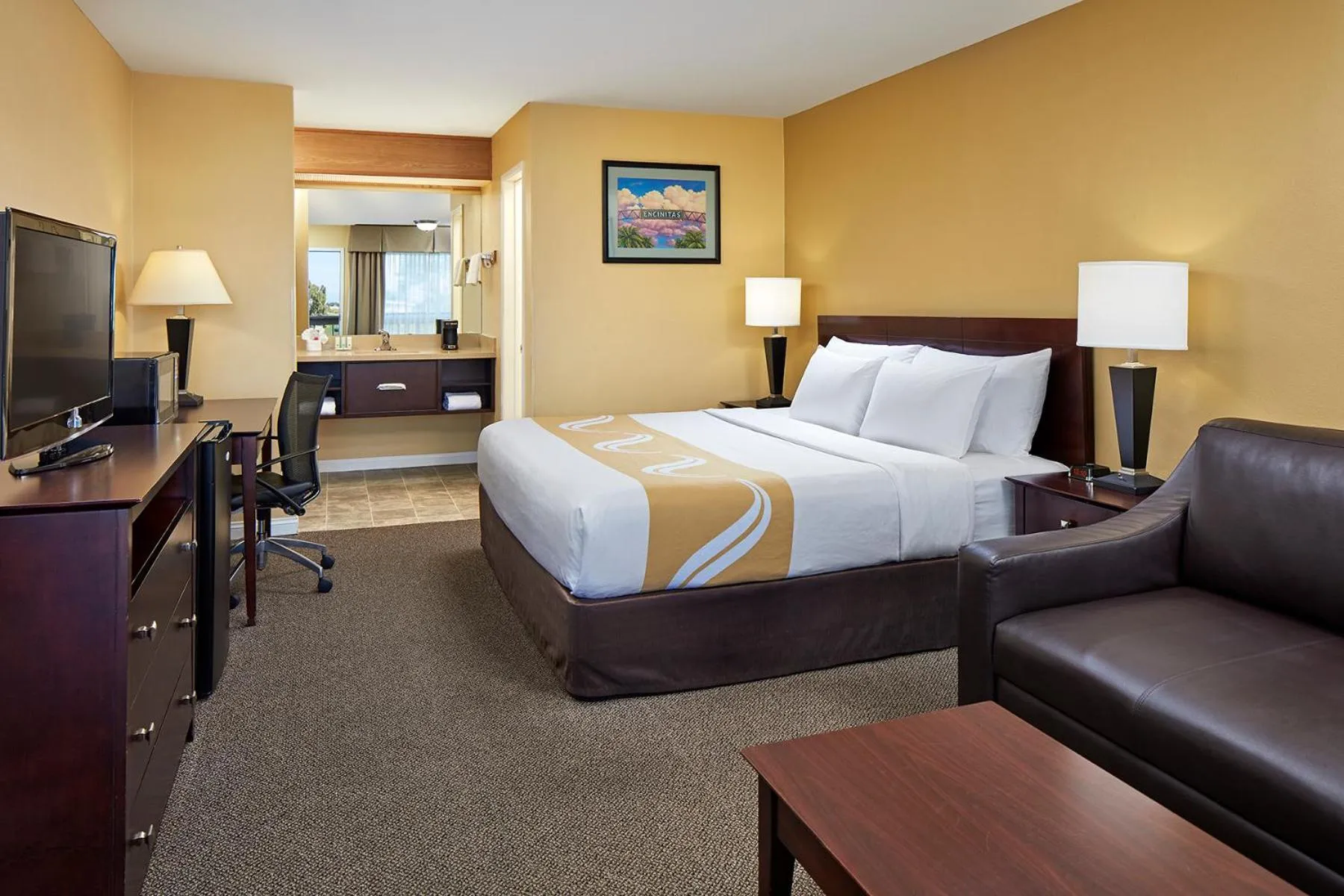 Photo of the whole room, Bed in Comfort Inn Encinitas Near Legoland
